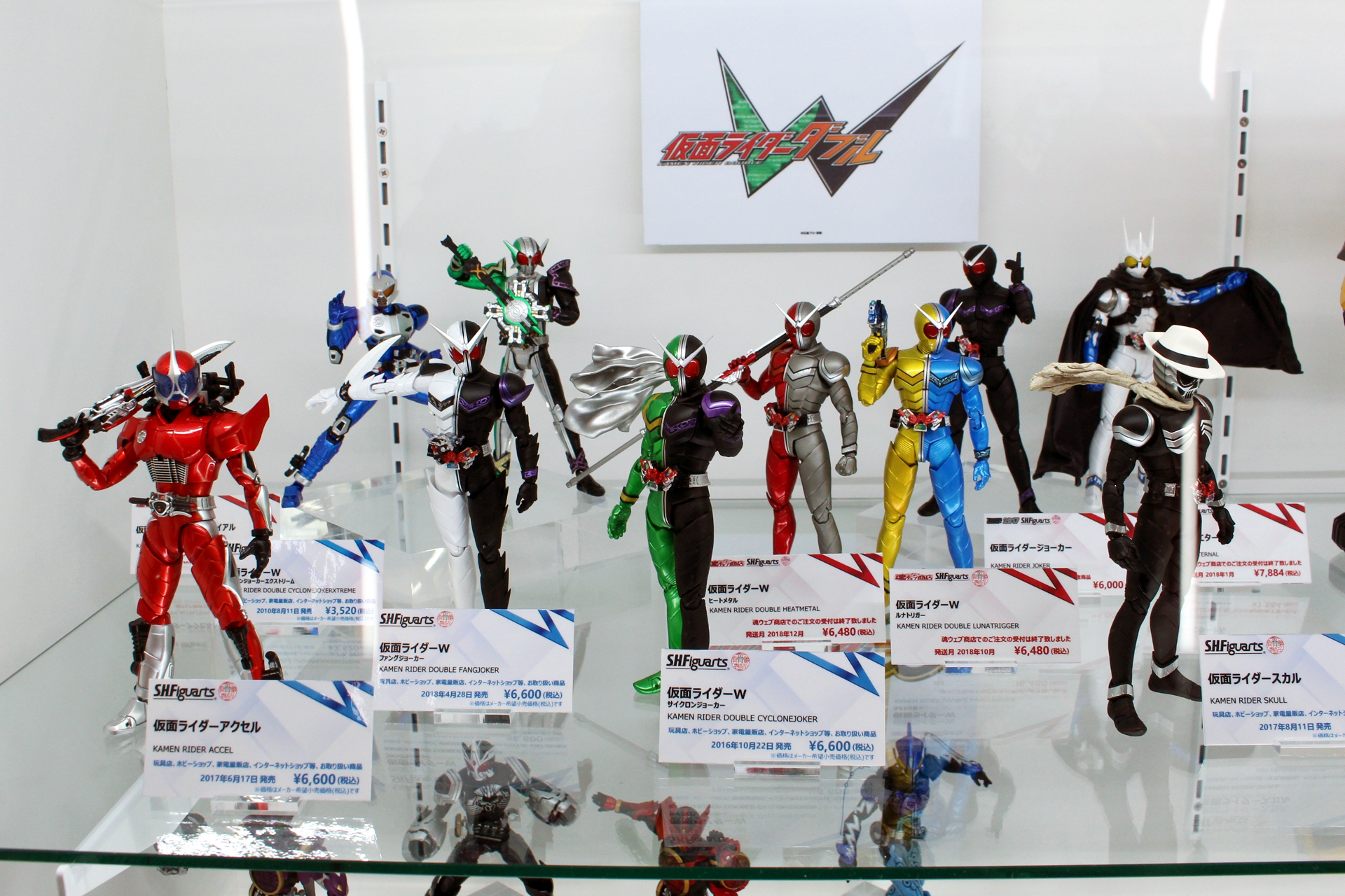 2人の主人公が1人の仮面ライダーに変身するという独自の設定が大きな話題となった「仮面ライダーW」。S.H.Figuartsでは、異なる力を持ったハーフチェンジの形態がリリースされた