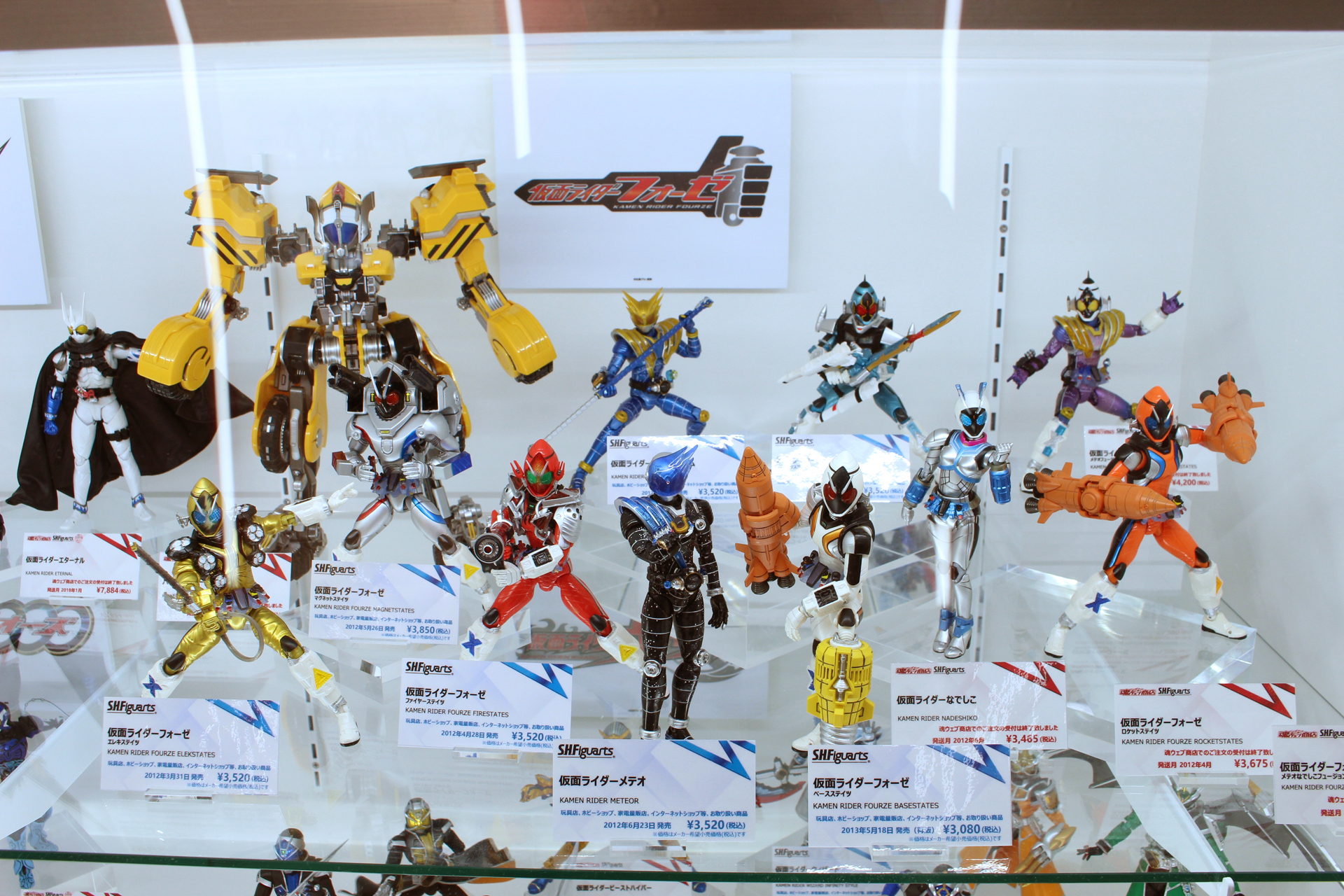 部活として仮面ライダーに変身する高校生達の物語を描く「仮面ライダーフォーゼ」。宇宙もテーマとなり、フォーゼやメテオのスペーシーなフォームがS.H.Figuartsでも発売。フォーゼが装備するモジュールも発売された