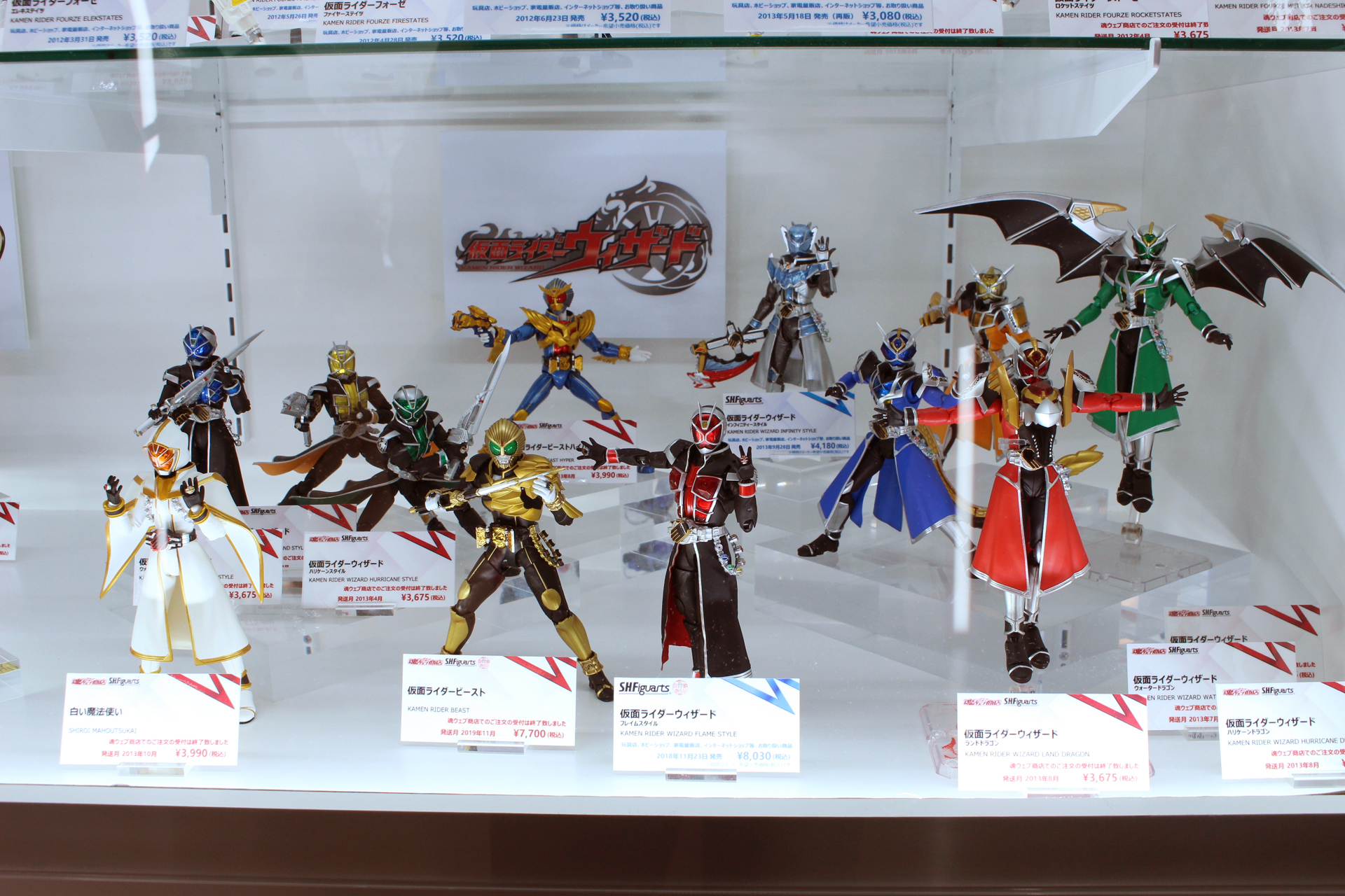 部活として仮面ライダーに変身する高校生達の物語を描く「仮面ライダーフォーゼ」。宇宙もテーマとなり、フォーゼやメテオのスペーシーなフォームがS.H.Figuartsでも発売。フォーゼが装備するモジュールも発売された