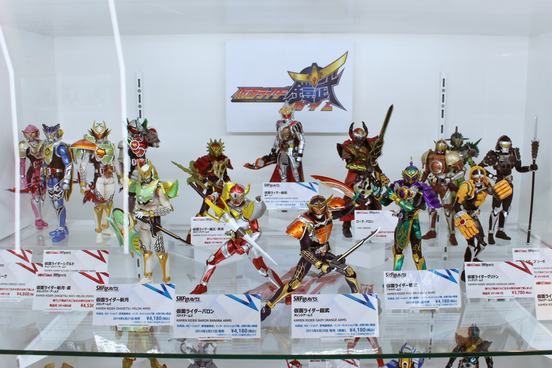 フルーツをモチーフとした鎧を装着するアーマードライダーによる勢力争いが展開された「仮面ライダー鎧武」。作品の象徴であるライダーの鎧兜の表現が、S.H.Figuartsシリーズでも忠実に再現された