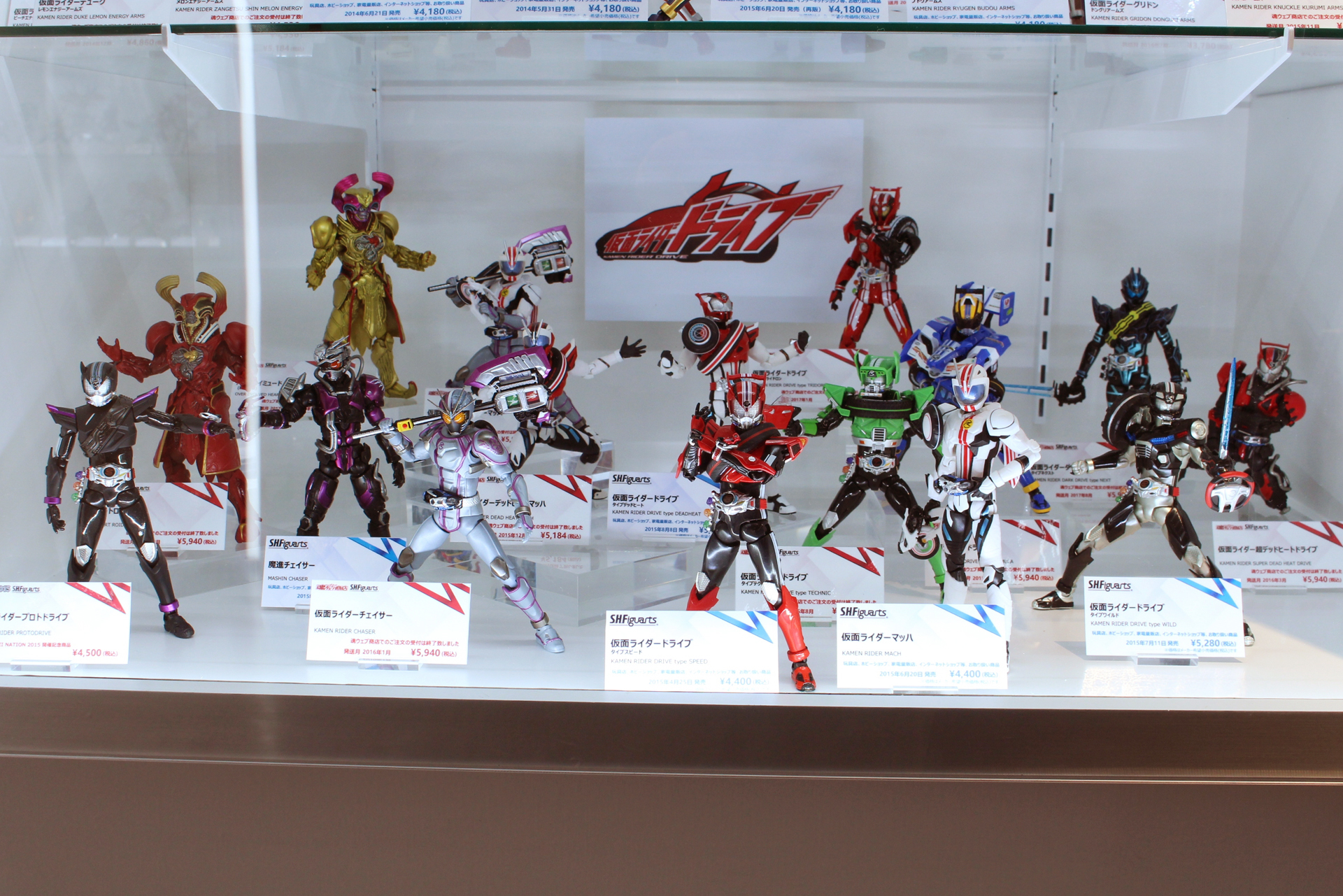 ライダーでありながら、車を駆る「仮面ライダードライブ」。警察官が主人公となり、刑事ドラマの雰囲気も強まった。S.H.Figuartsではドライブの各モードの他、怪人のロイミュードや同スケールのトライドロンも発売された