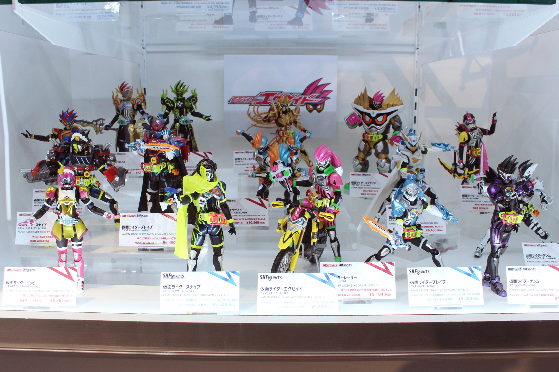 幽霊をモチーフとしたオカルト的な世界観を持つ「仮面ライダーゴースト」。パーカーを着込むことによるフォームチェンジが話題となり、S.H.Figuartsで発売されたライダー達も、その独特のシルエットが再現されている