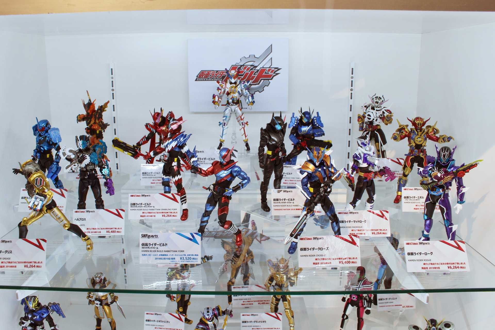 「仮面ライダーエグゼイド」はコンピューターゲームがモチーフとなり、デフォルメされたレベル1形態や、蛍光色を含んだ派手なカラーリングがファンにインパクトを与えた。S.H.Figuartsでも多数のフォームやライダーが発売に