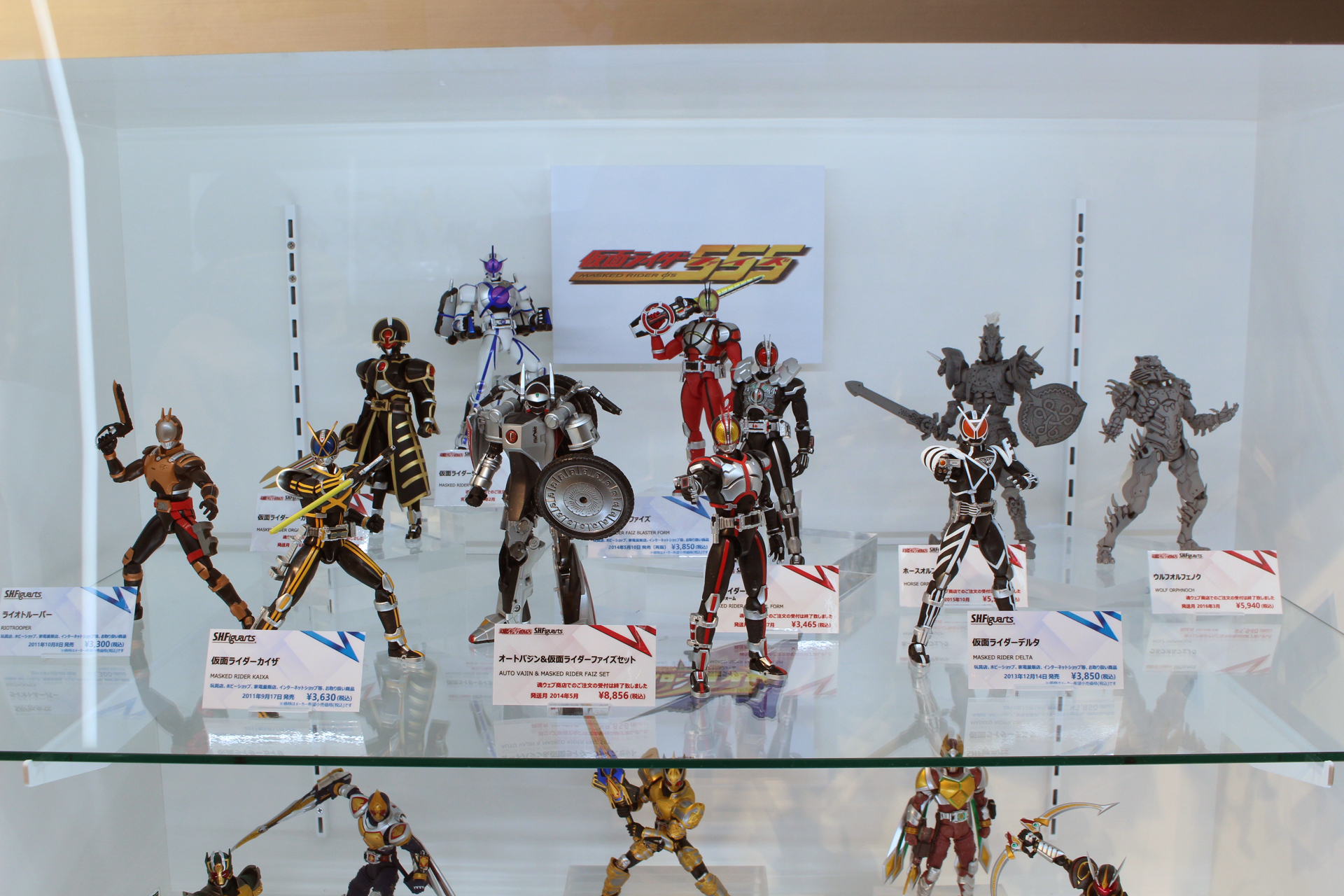 企業によって開発されたパワードスーツを着用するライダーを描いた「仮面ライダー555」。主人公に関する衝撃の事実が中盤で明らかにされたことも話題に。S.H.Figuartsでは敵側であるオルフェノクもリリースされた