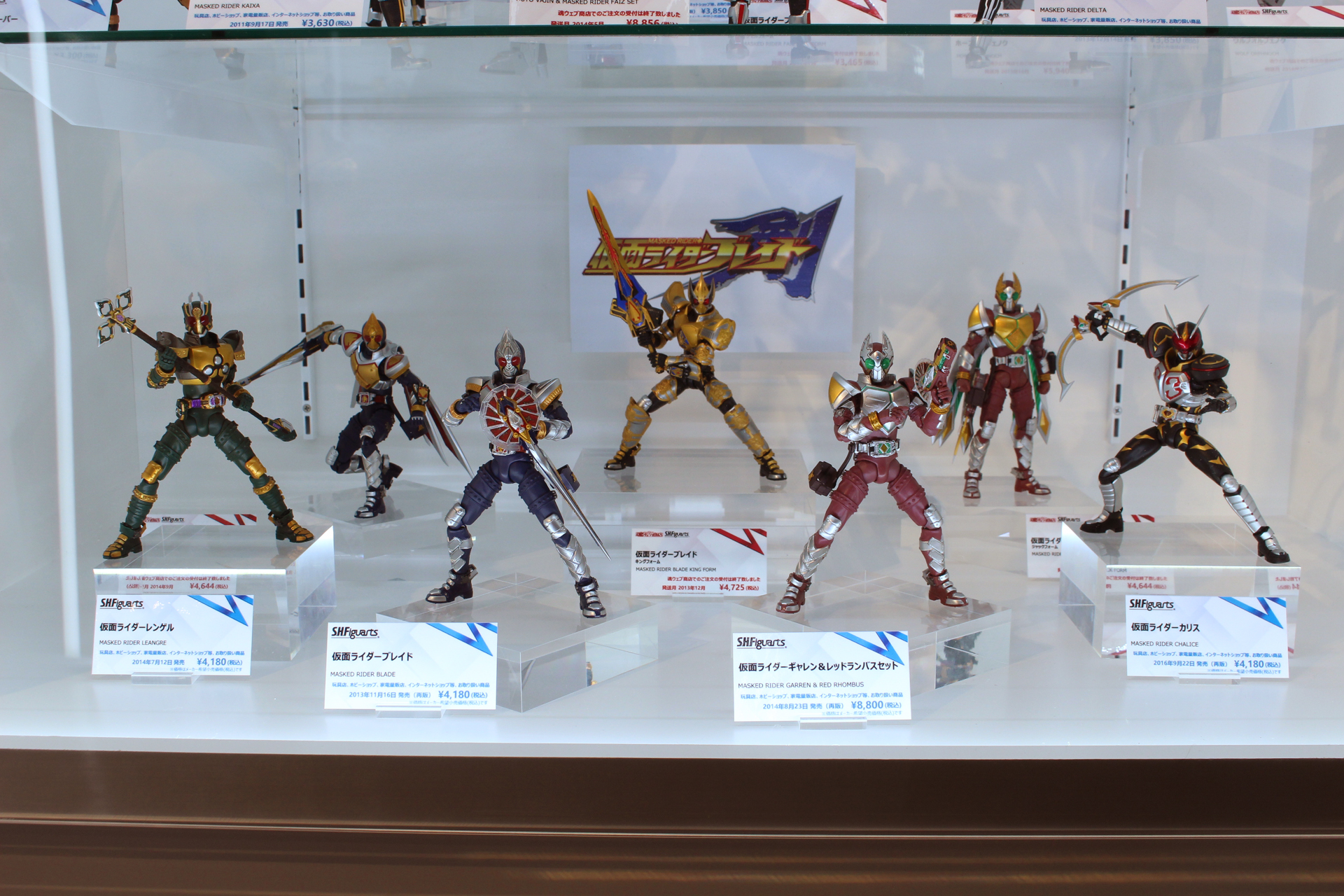 仮面ライダーが組織に所属する立場で登場した「仮面ライダー剣」。トランプをモチーフとし、カードを使って不死のアンデッドと戦うライダー達は、S.H.Figuartsでもその特徴が忠実に再現された