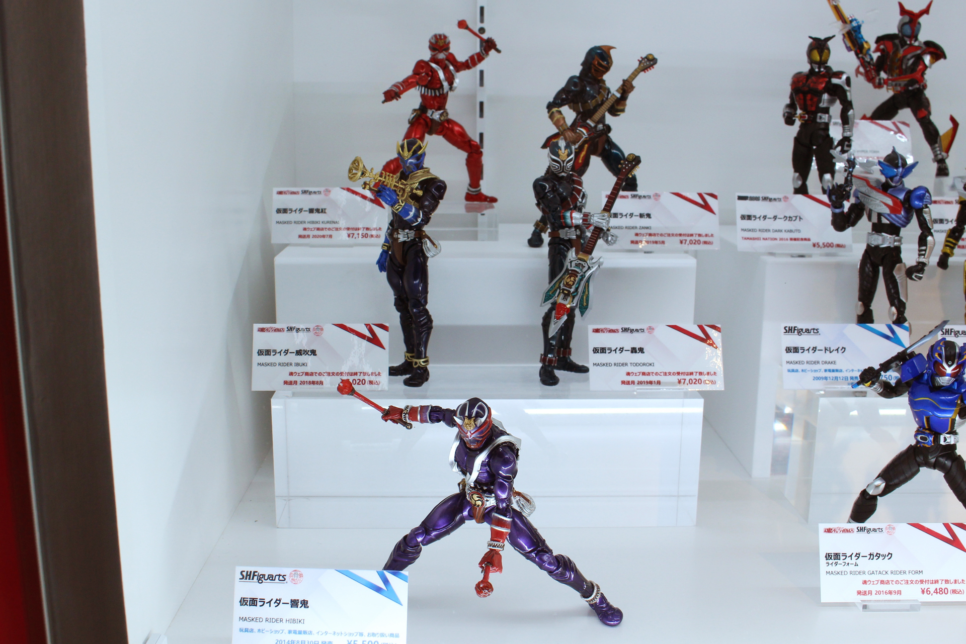 日本の各地で暴れる妖怪を退治する鬼を主役とした「仮面ライダー響鬼」。主人公の少年の目線でヒビキ達の活躍を描くドラマが描かれたが、前半と後半ではその様相が大きく変わり、物議を醸した。ヒビキは真骨彫シリーズ第1弾として発売された