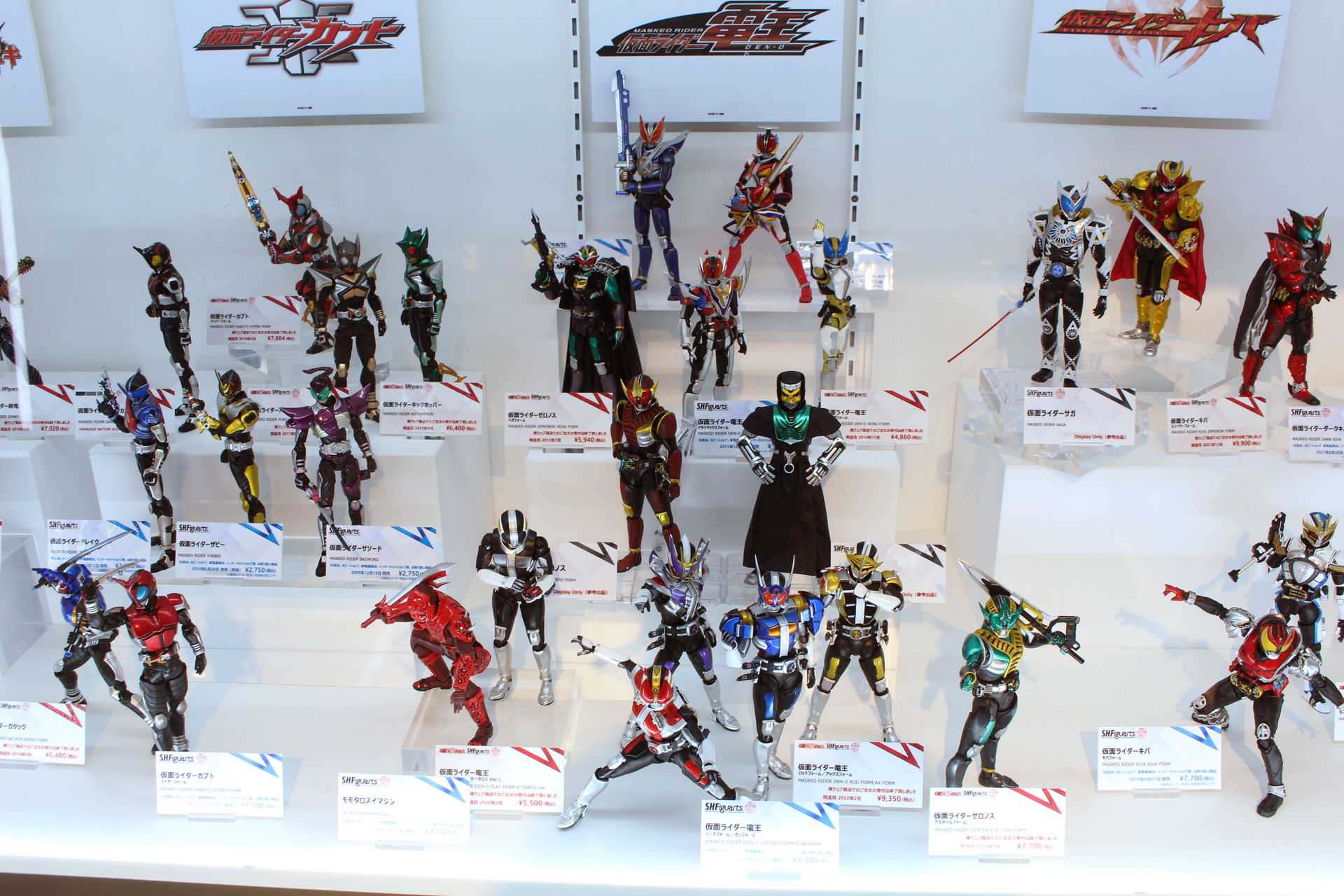 電車をモチーフとしたライダー「仮面ライダー電王」。特異点である主人公に、怪人であるイマジンが憑依することで変身。主役ライダーである電王やゼロノスの各フォームの他、イマジン達もS.H.Figuartsで発売された