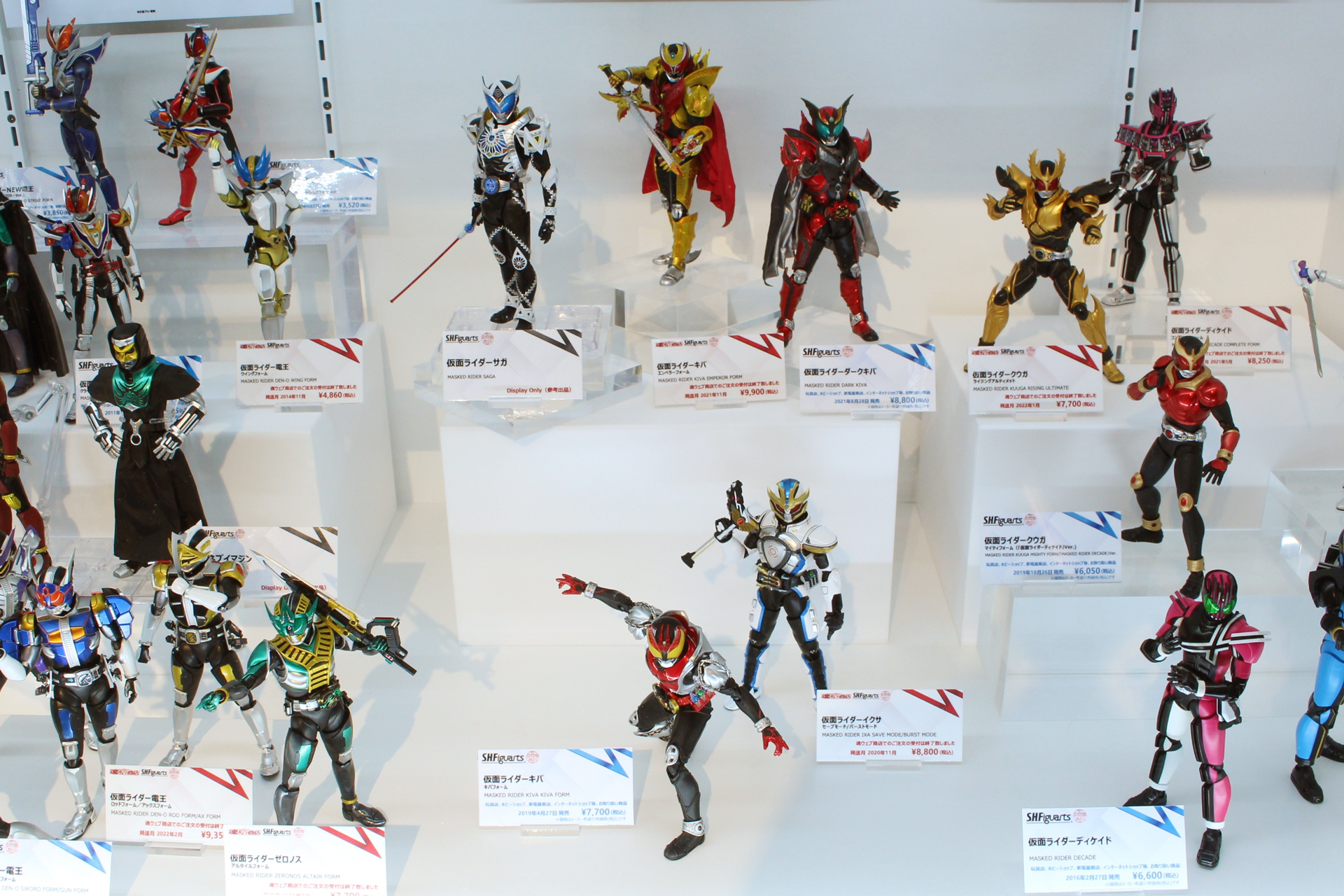 ゴシックホラーをテーマに取り入れた「仮面ライダーキバ」。主人公とその父の2世代のドラマや、キバに使えるモンスターが登場する設定などに注目が集まった。西洋風の飾りや鎖などを取り入れたデザインは、真骨彫シリーズでより忠実に再現された