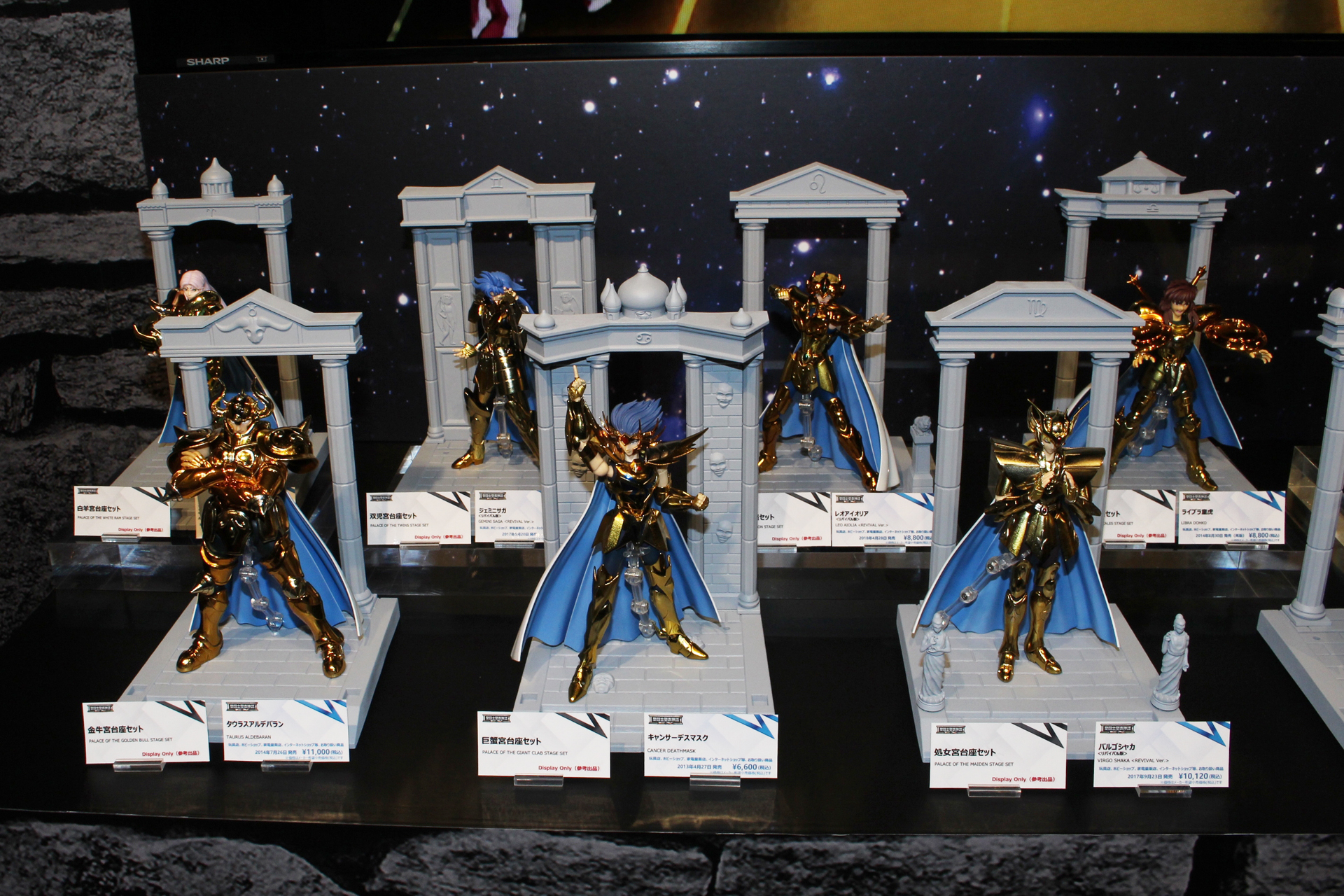 支柱や飾りなども、劇中のイメージに合わせて造形されている