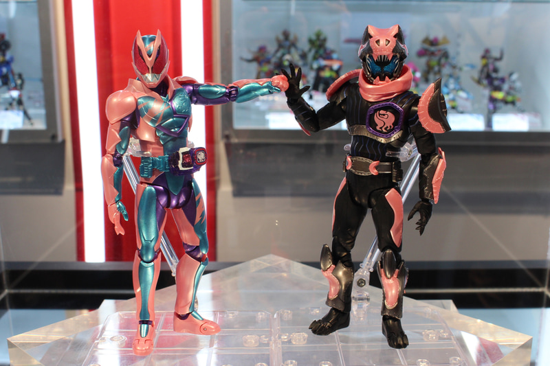 左から「S.H.Figuarts 仮面ライダーリバイ レックスゲノム（初回生産）」と「S.H.Figuarts 仮面ライダーバイス レックスゲノム」。ともに2月26日発売