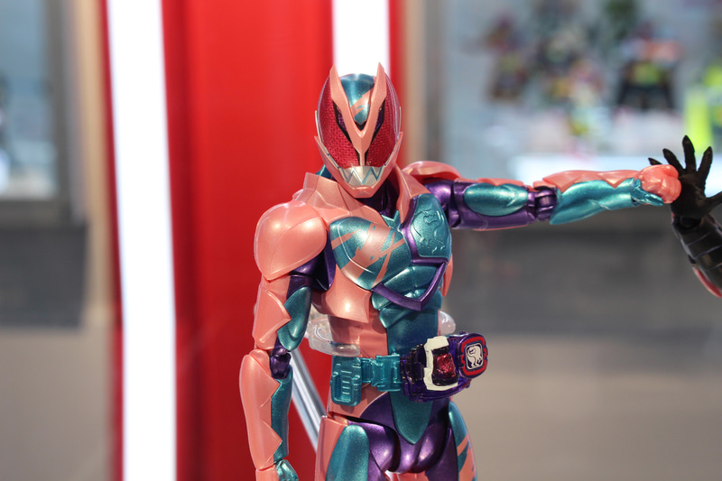 仮面ライダーリバイ。仮面ライダー伝統の複眼に、T-REXの牙のような意匠が特徴的