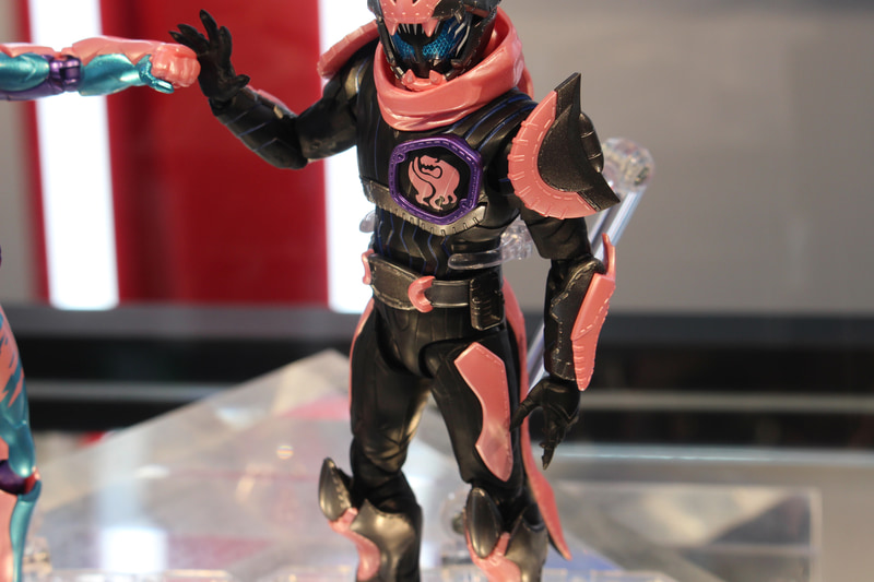バイスのアーマーのディテールや胸のマークもいい感じだ