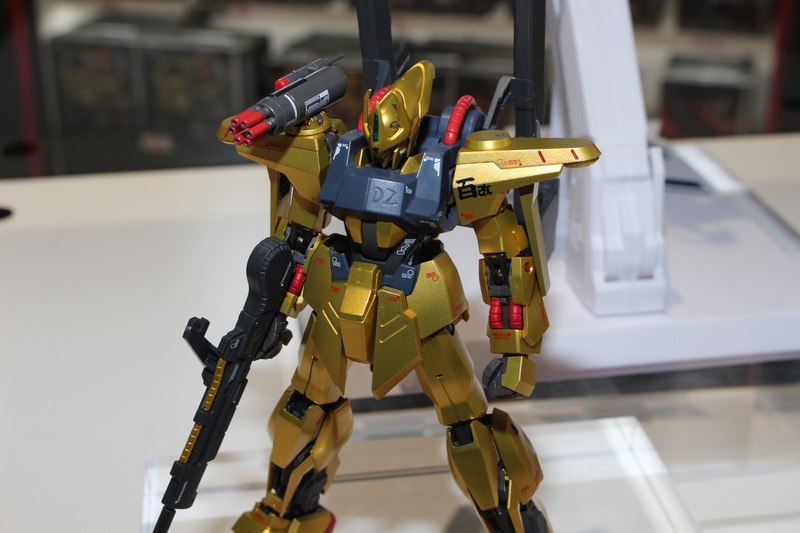 頭部と肩アーマー以外はオリジナルの百式と同じスタイルだが、印象はかなり違って見える