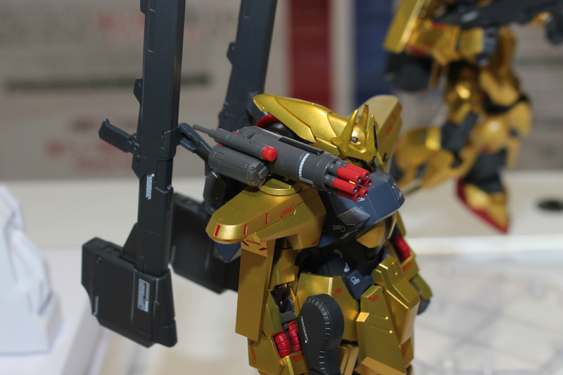 肩アーマーの上側にはビーム・ガトリングガンを装備。基部に3カ所の可動軸が設けられている