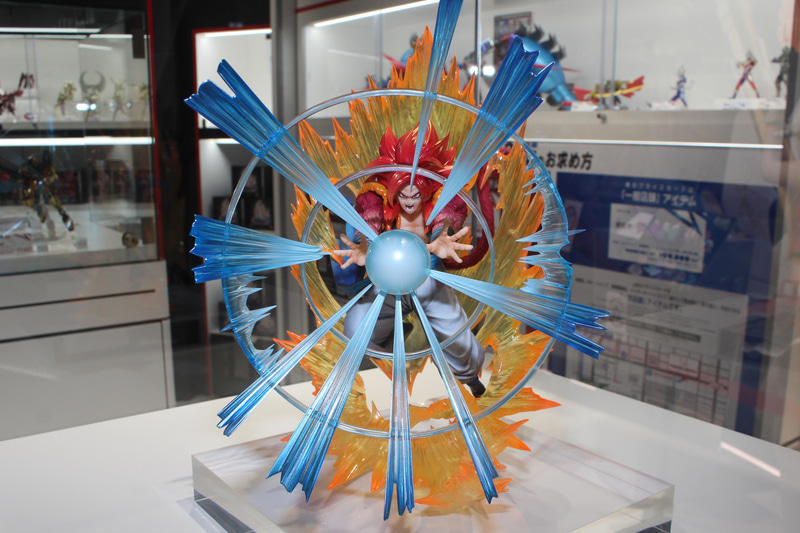 「フィギュアーツZERO［超激戦］コラボ 超サイヤ人4ゴジータ -究極パワーのサイヤ人戦士-」。7月発売予定。価格は8,250円（税込）。プレミアムバンダイ販売商品