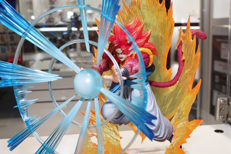 放射状に伸びるエフェクトの間に覗くゴジータの顔が凜々しい