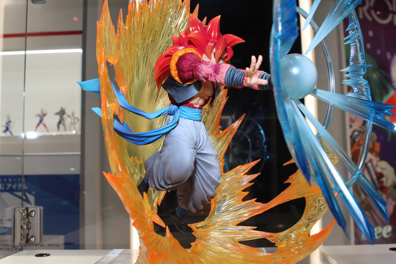 帯や道着の下衣などのシワもリアルに造形されている