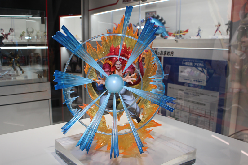 カードと同じ正面が画になるが、どこからでも眺めても楽しめる造形に仕上がっている