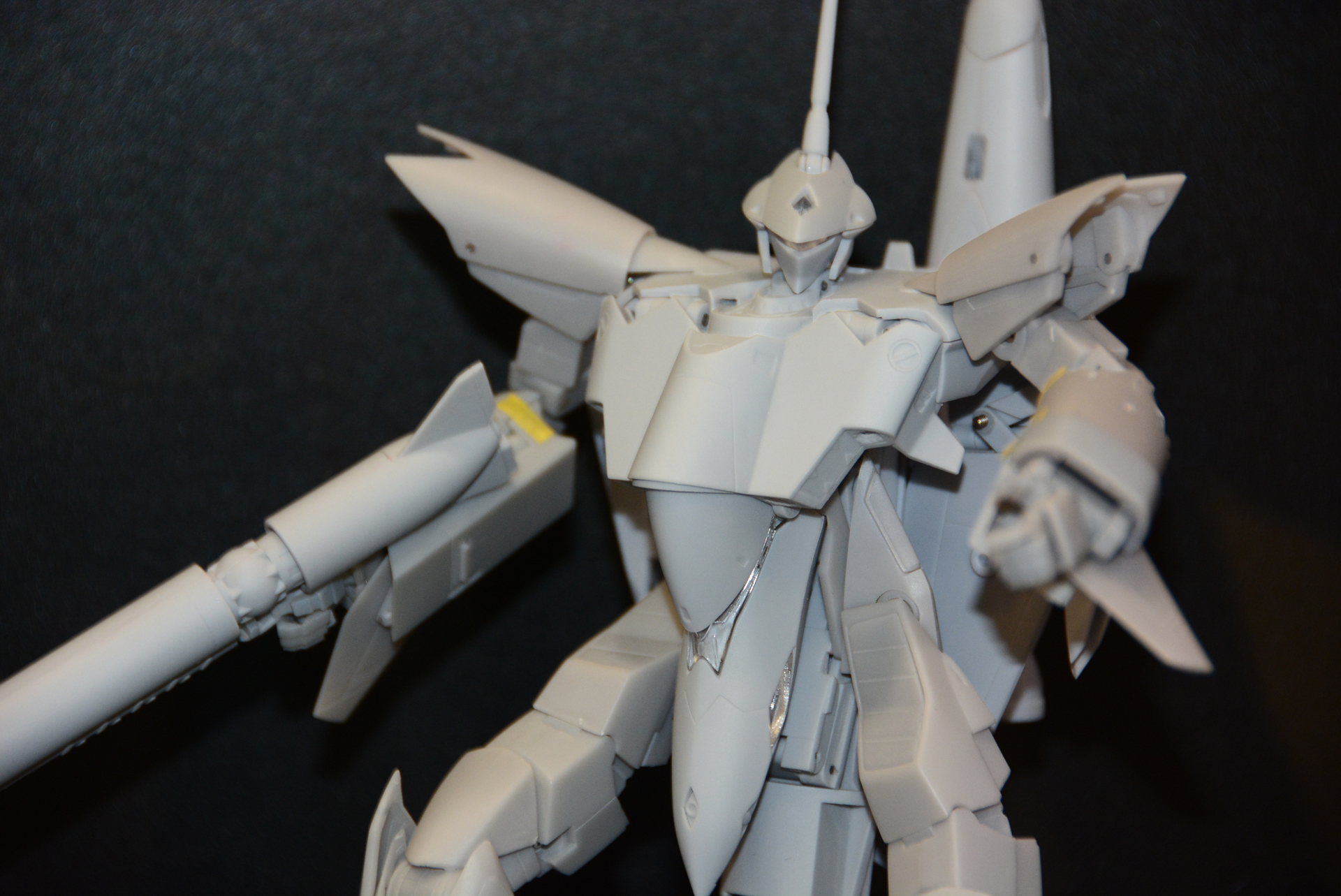 パーツ構成的にはVF-19との類似性が見られるが、形状は大きく異なっており、新しい設計技術が求められる