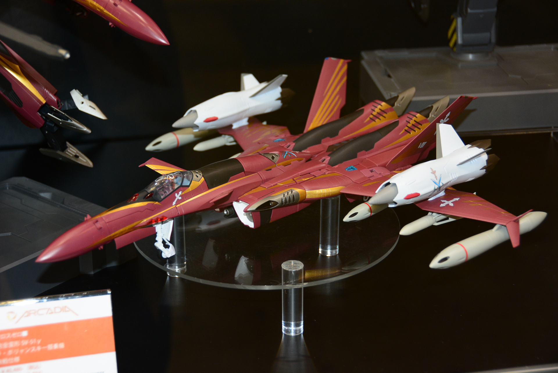 6月発売予定の、「マクロスゼロ 1/60 完全変形SV-51γ ノーラ・ポリャンスキー搭乗機 最終決戦仕様」。特にタンポ印刷でのファイアーパターンが見所とのこと
