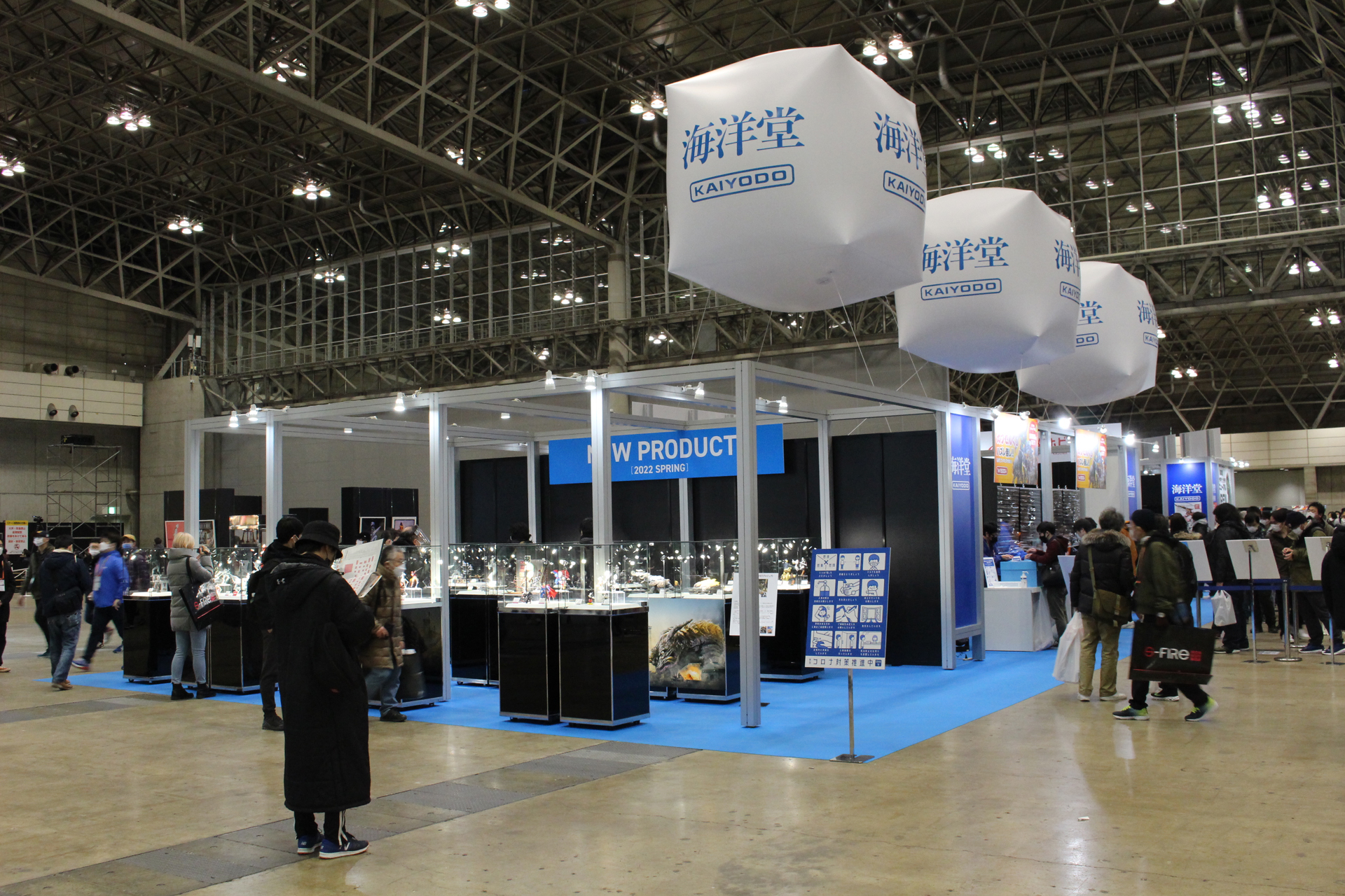 企業エリアの中央に設置された海洋堂ブース。物販の「カプセルくじ」も盛況だった