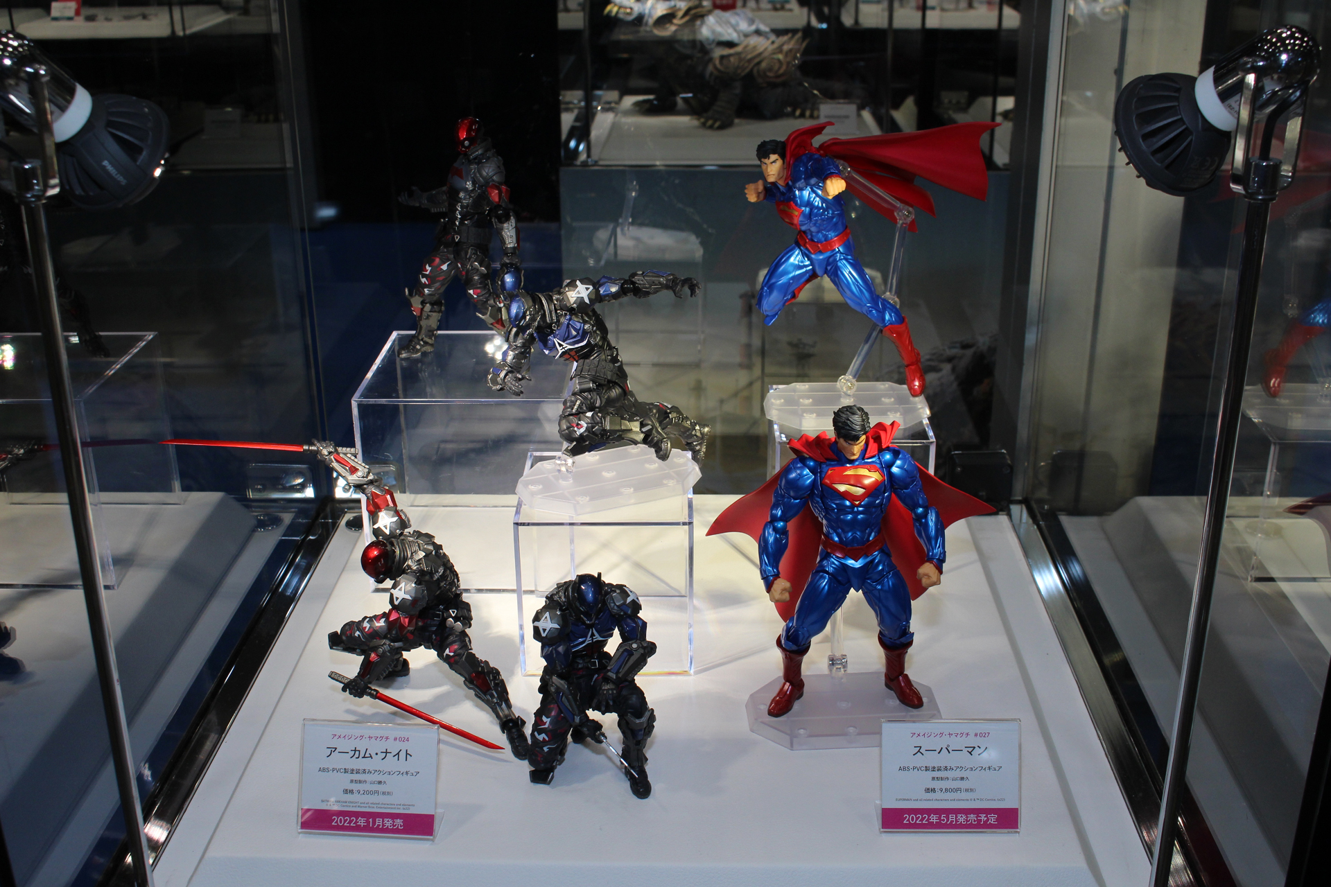 「アメイジング・ヤマグチ アーカム・ナイト」（左）、「スーパーマン」（右）