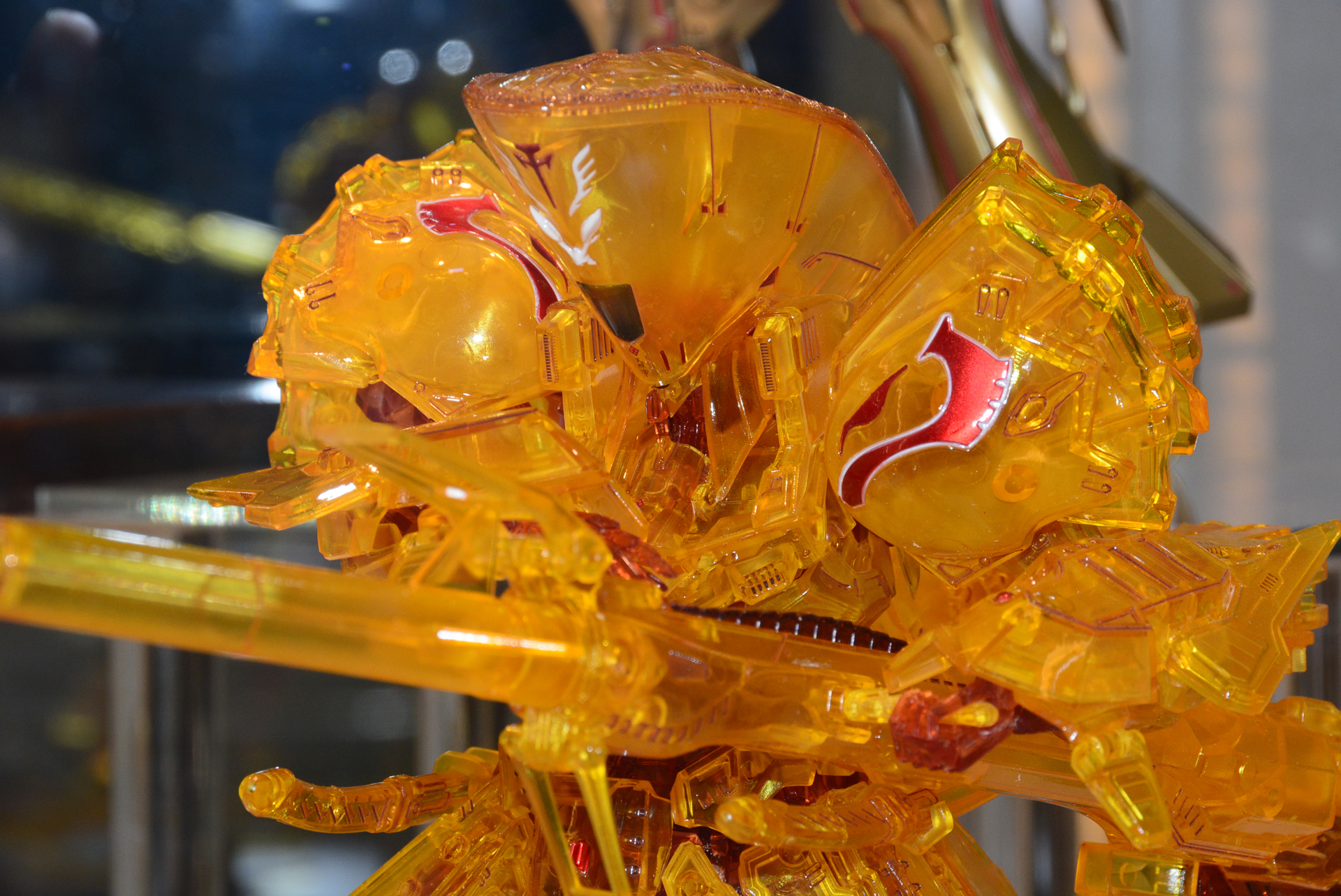 限定版のクリアバージョンも。バスターランチャーを構えた迫力のあるポーズ