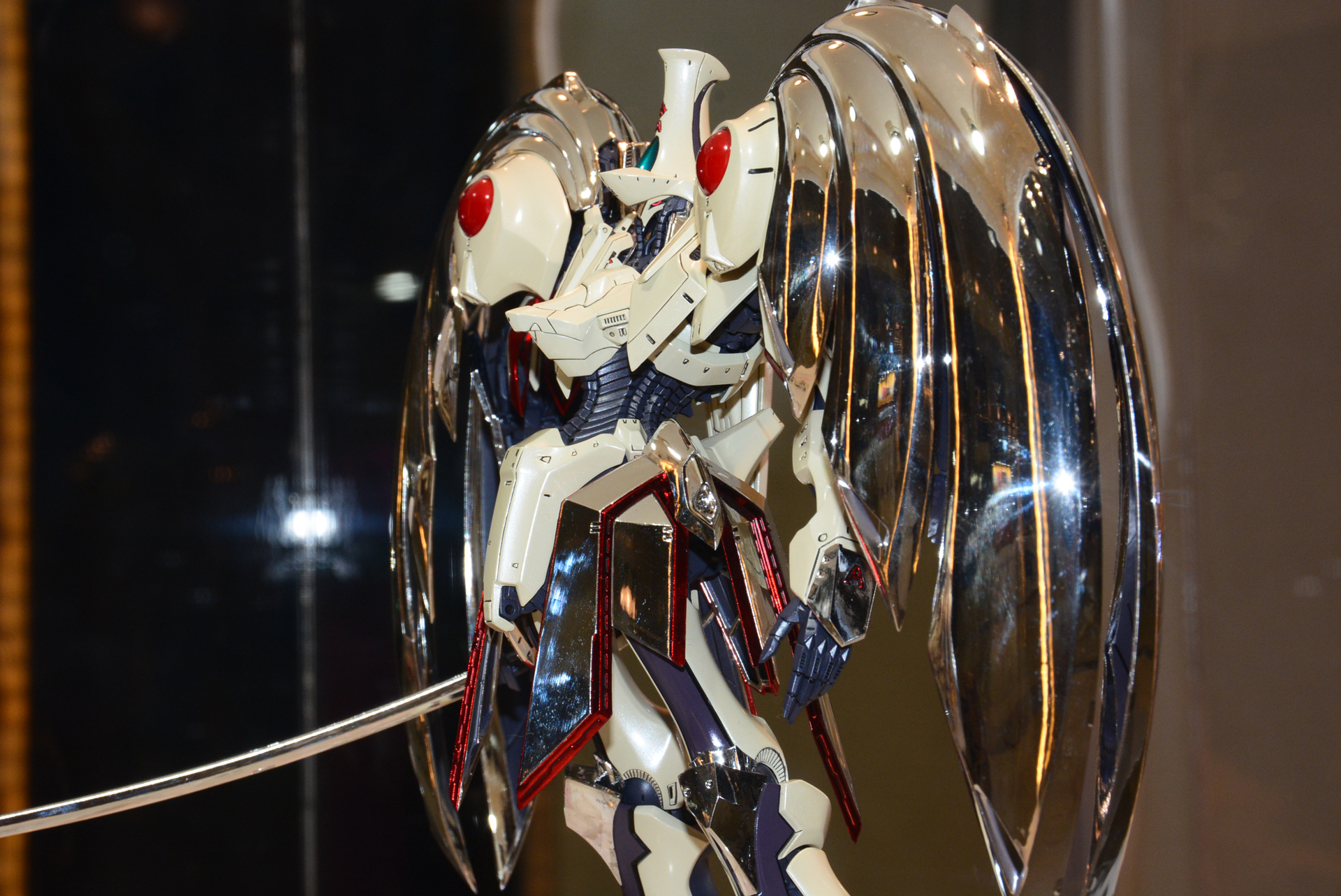 発売中の「IMS 1/100 オージェ・アルスキュル」。限定版はメッキ加工が施されている