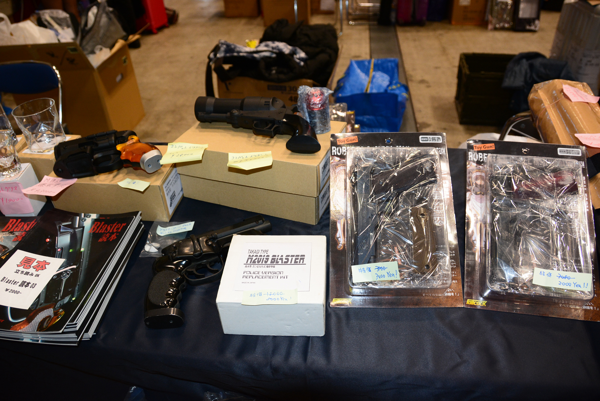 高木氏が手がけたもののほか、SF映画関連の商品を販売していた