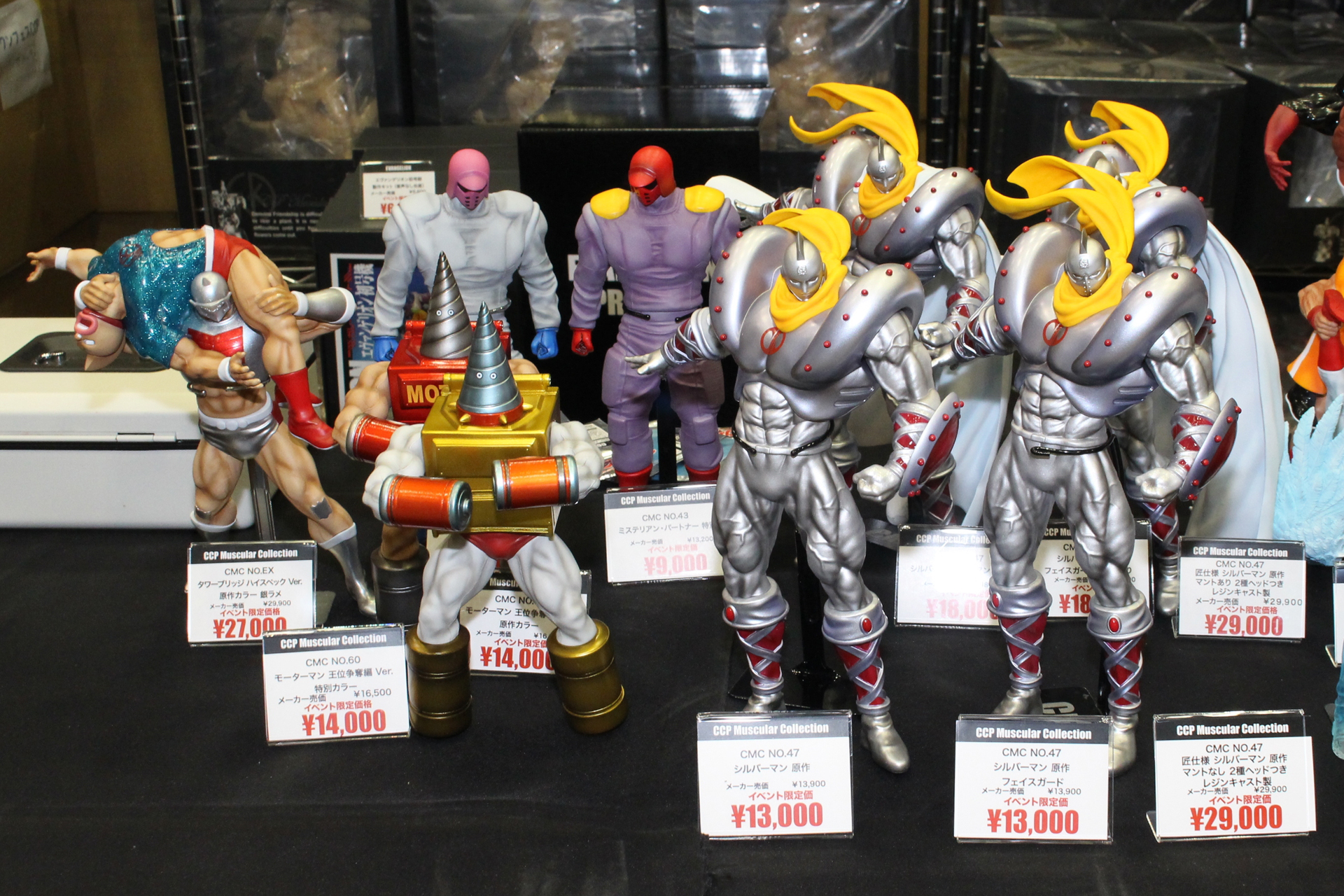 「シルバーマン」（右）を始め、超人達の造形もイベント価格で販売