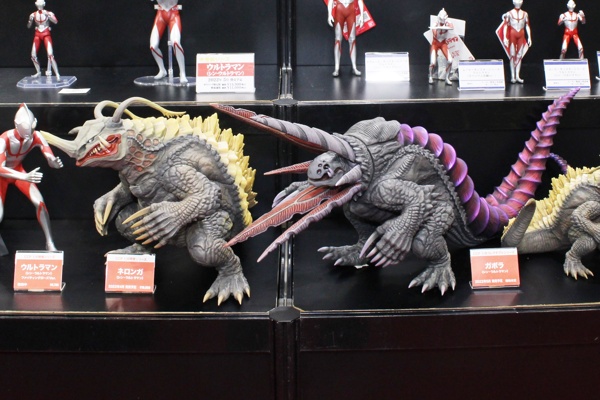 「1/6特撮シリーズ」のネロンガ（右）とガボラ（左）。前者が全長40cm、後者が全長50cmというビッグサイズだ