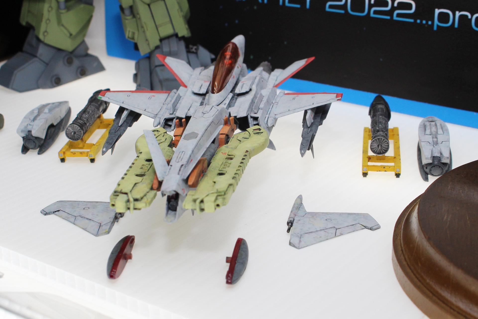 複数用意された武装は機首や翼などに接続可能なようだ