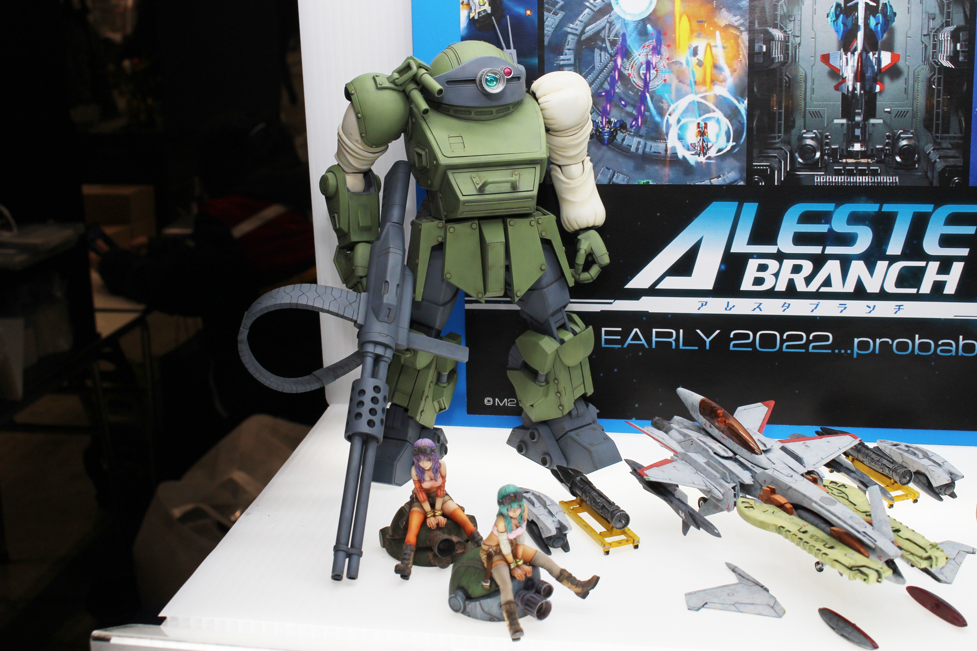 当日ブース販売されたアイテム群。「ライトスコープドッグ ヌメリコフ機改造パーツ」（奥）、「1/24 SCALE フィルフィ・ココシュニック」（手前）