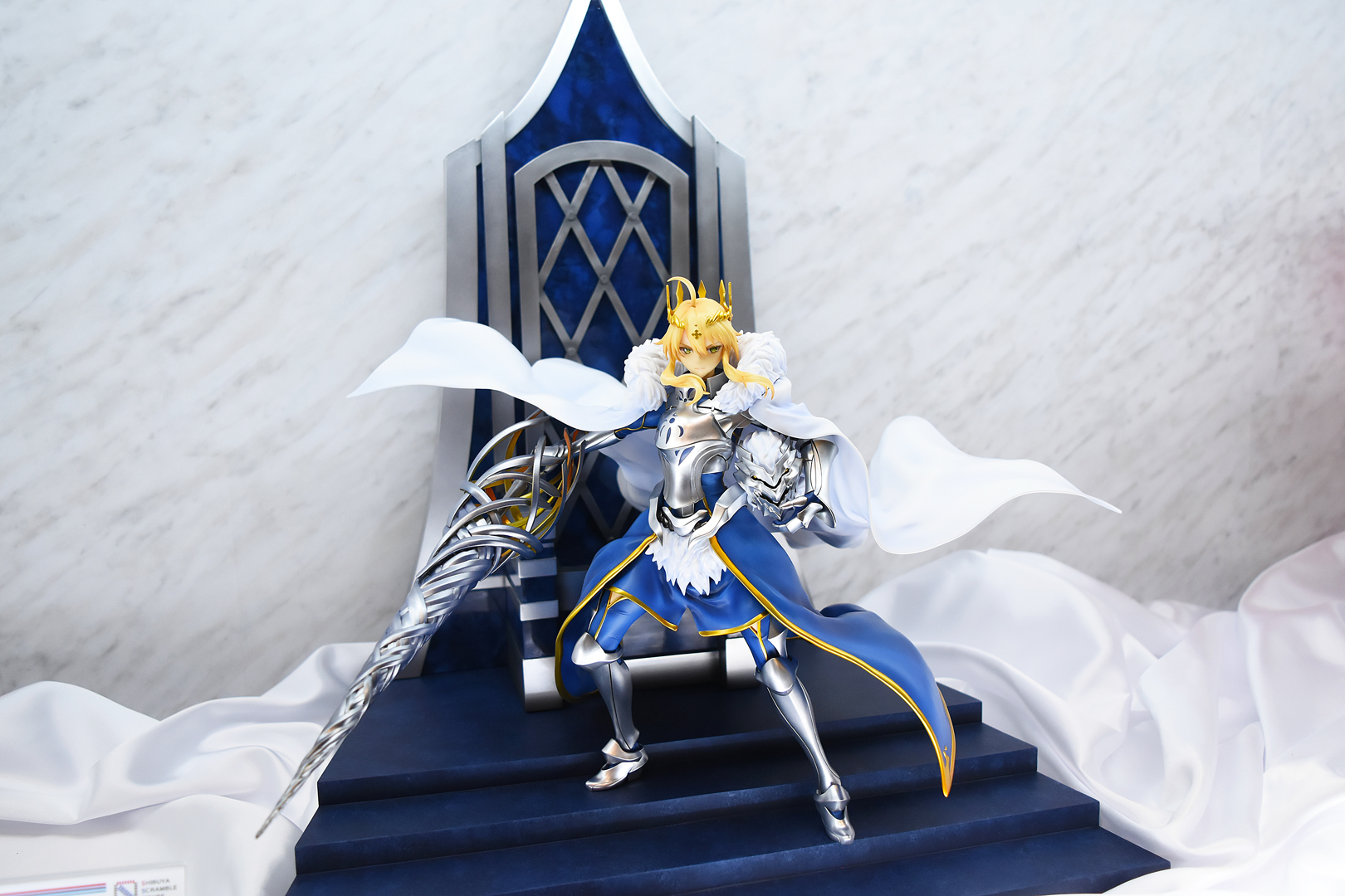 王の間と玉座が台座になっているという型破りな仕様