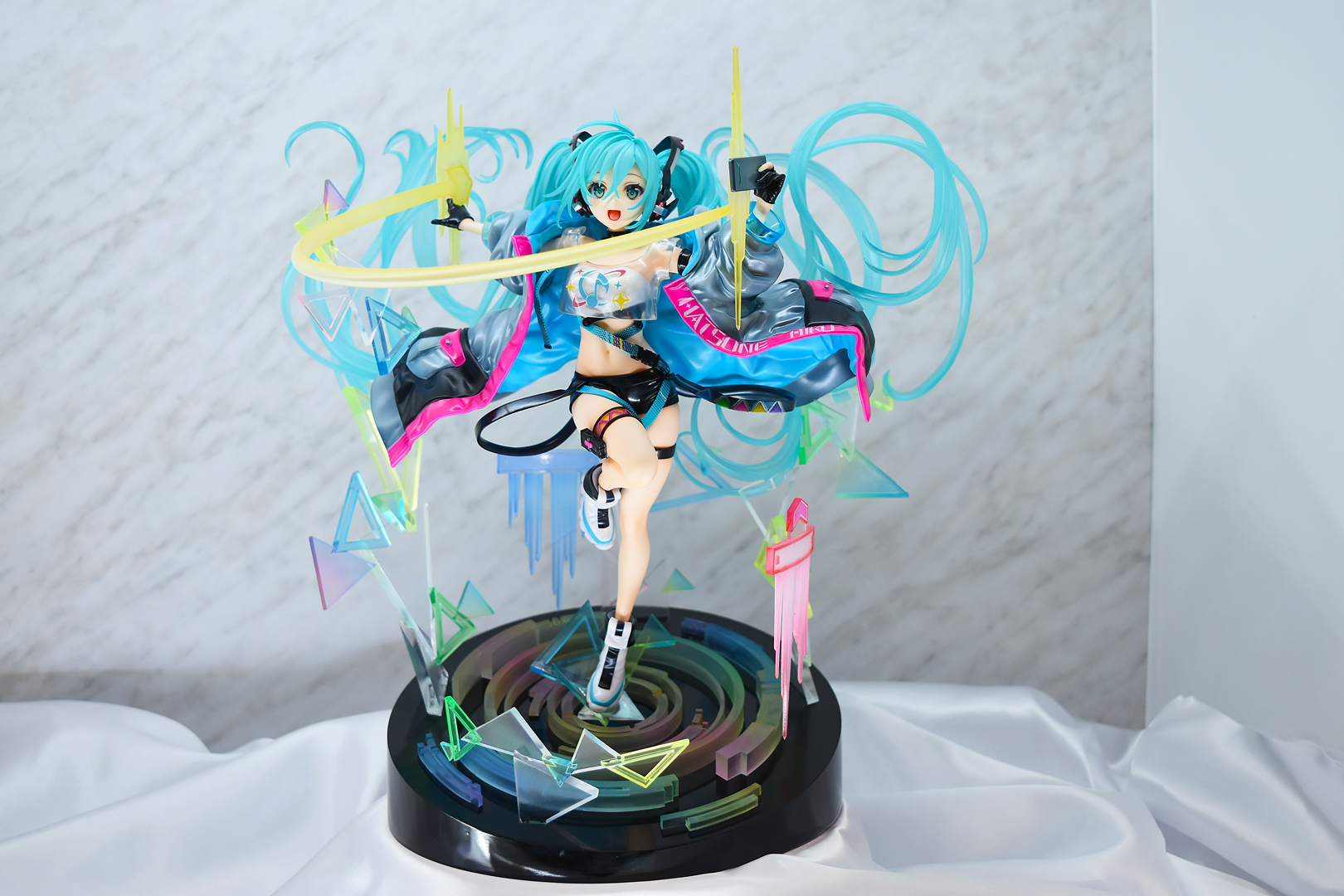 髪の毛やエフェクトに遊びがあり、見ていて楽しくなる逸品だ