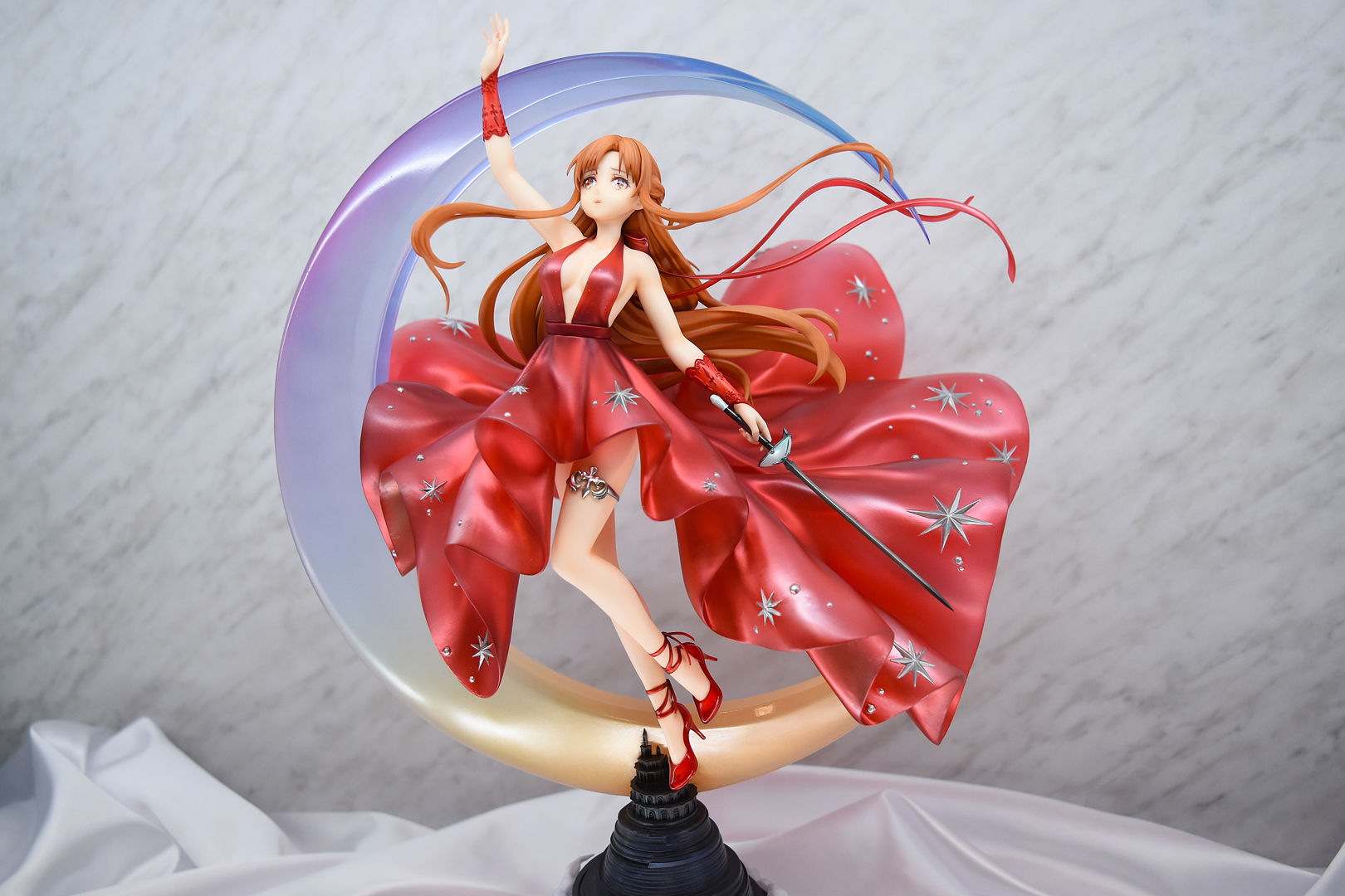 キラキラのクリスタルドレスがなんとも美しい