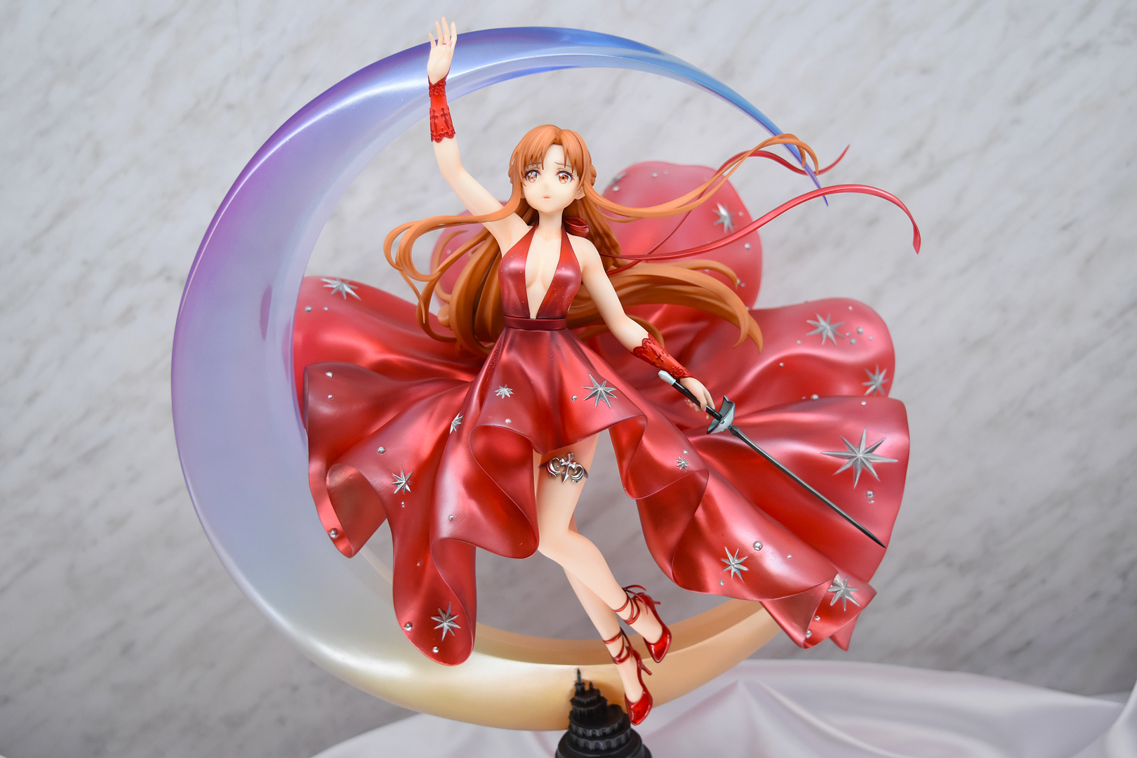 キラキラのクリスタルドレスがなんとも美しい