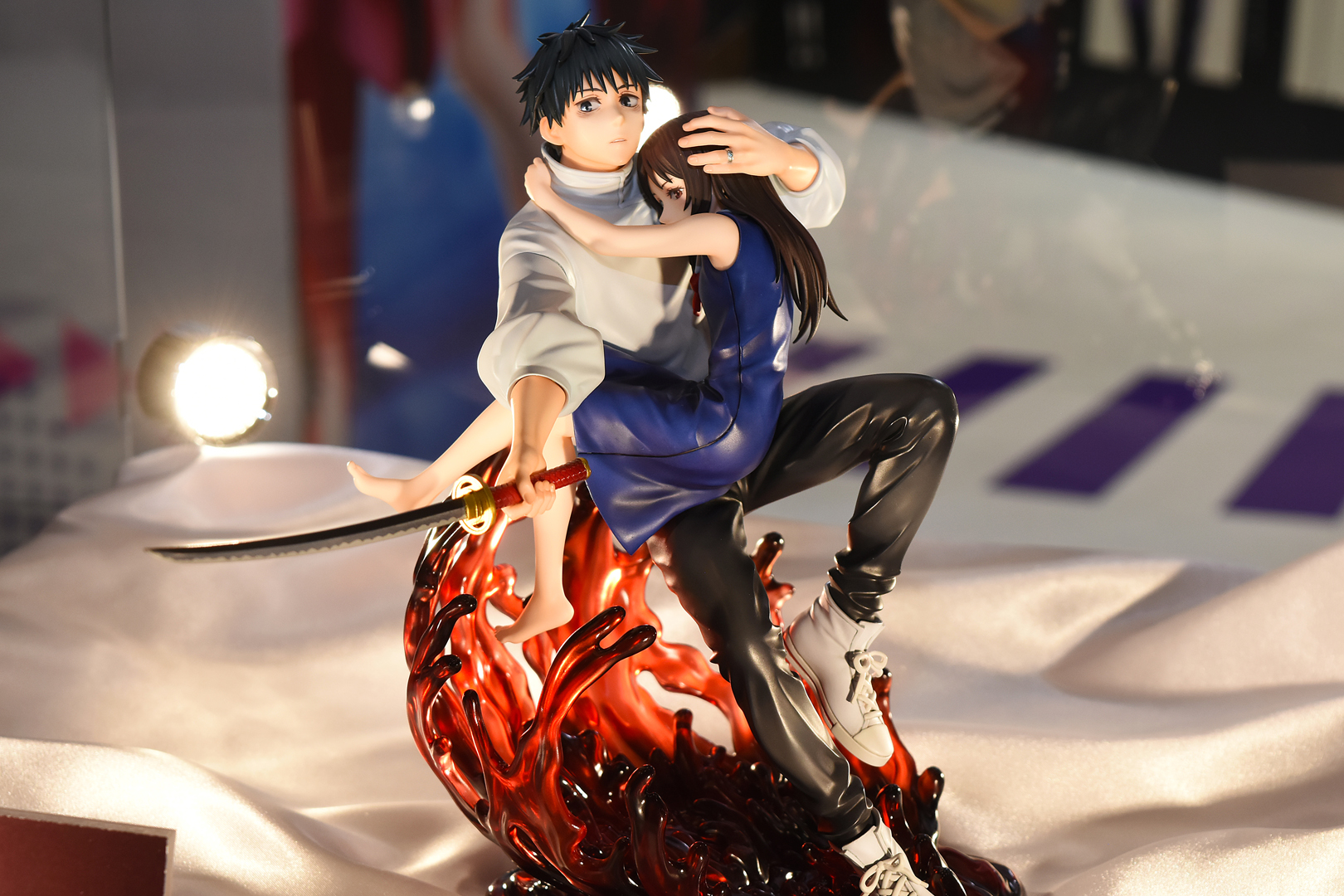 祈本里香を抱きかかえ、刀を握る姿は、「呪術」ファンなら震えるほどのカッコ良さだ