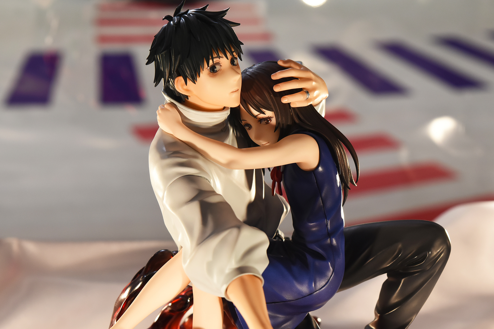 祈本里香を抱きかかえ、刀を握る姿は、「呪術」ファンなら震えるほどのカッコ良さだ