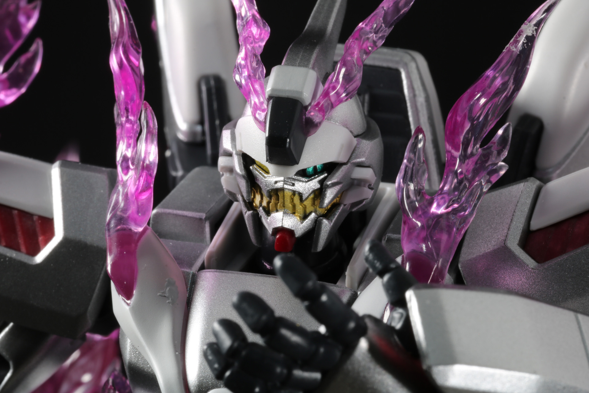 破損フェイスパーツでの強制二段放熱モードでも「ゴーストガンダム」独特の迫力が宿っている