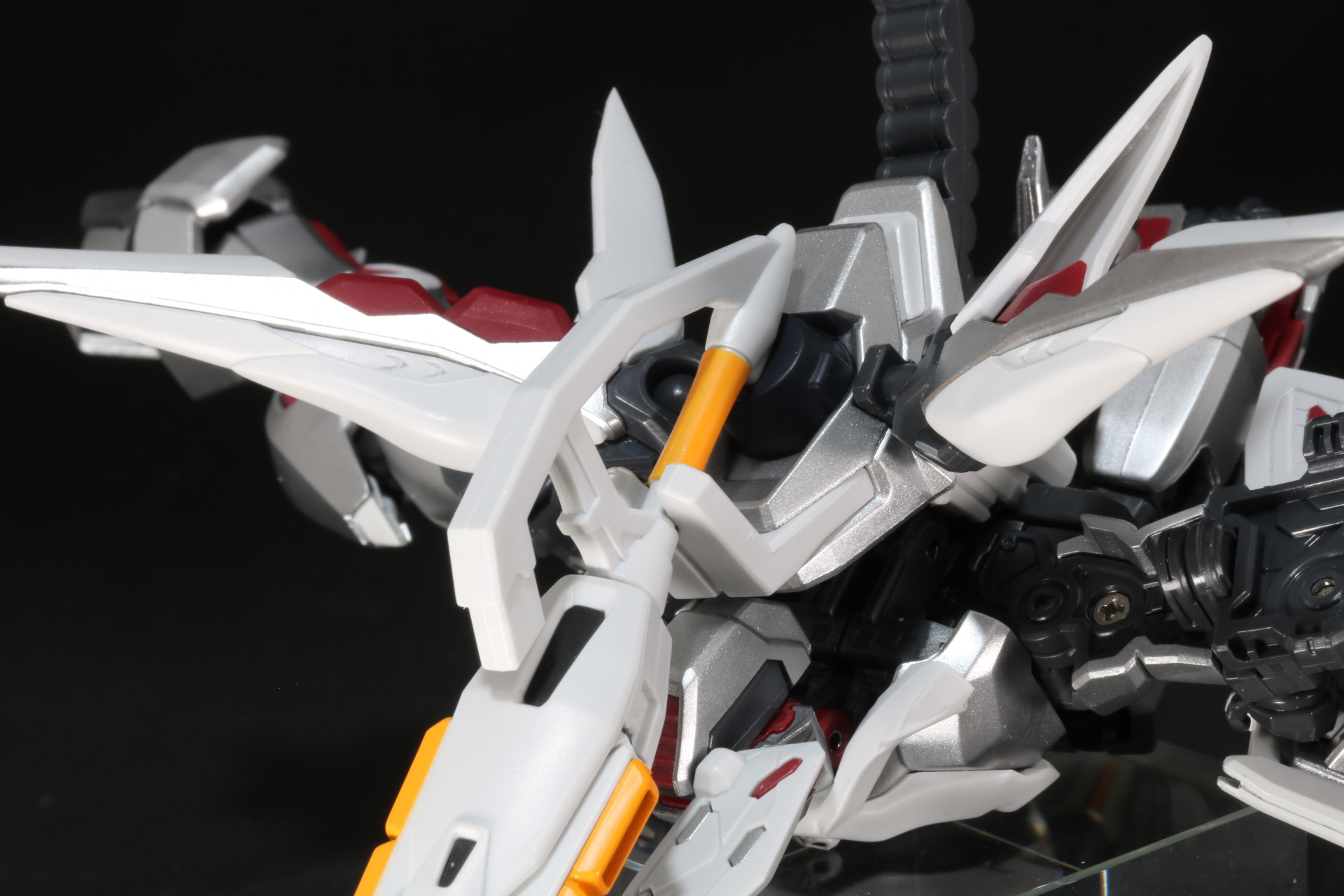 取り外した部分にアタッチメントを取り付け、「クジャク」を装着