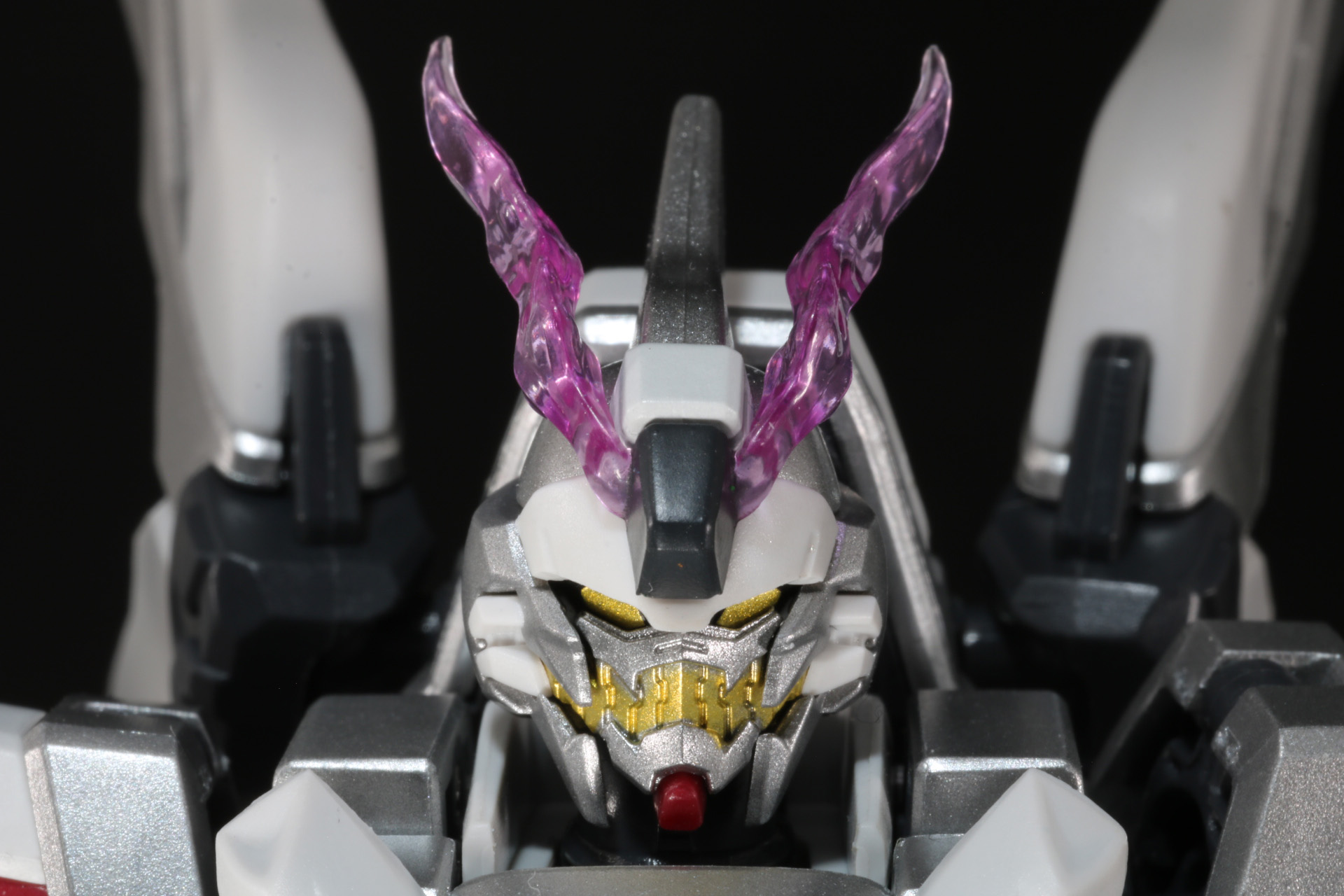 強制二段放熱モード。大きく開いた口のようなスリットや頭部のＶ時のエフェクトで「ガンダム」らしい顔つきに