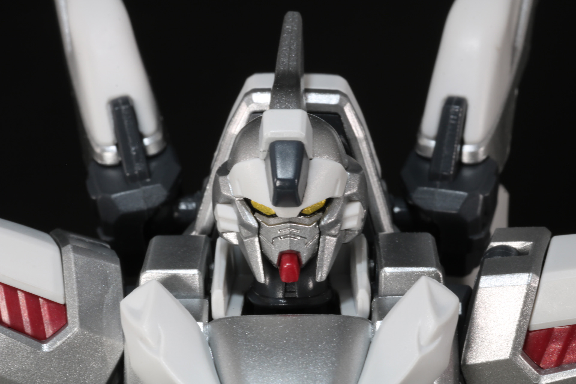 頭部は前頭部の装甲一部を差し替えることでV字エフェクトを展開