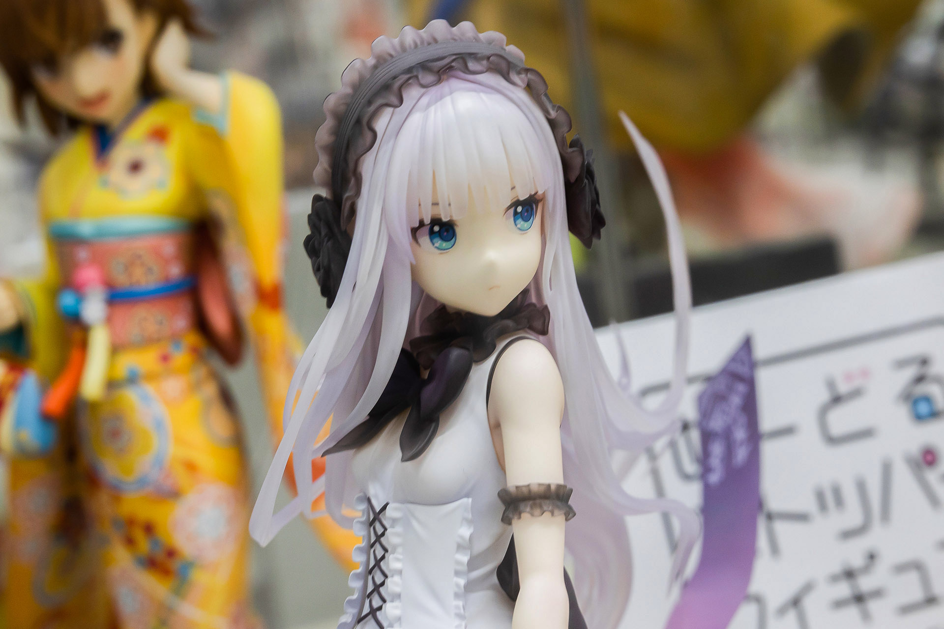 頭に身に付けた黒いイヤーマフは、ひらひらとしたリボンや耳の花の形も含めて、再現されている。