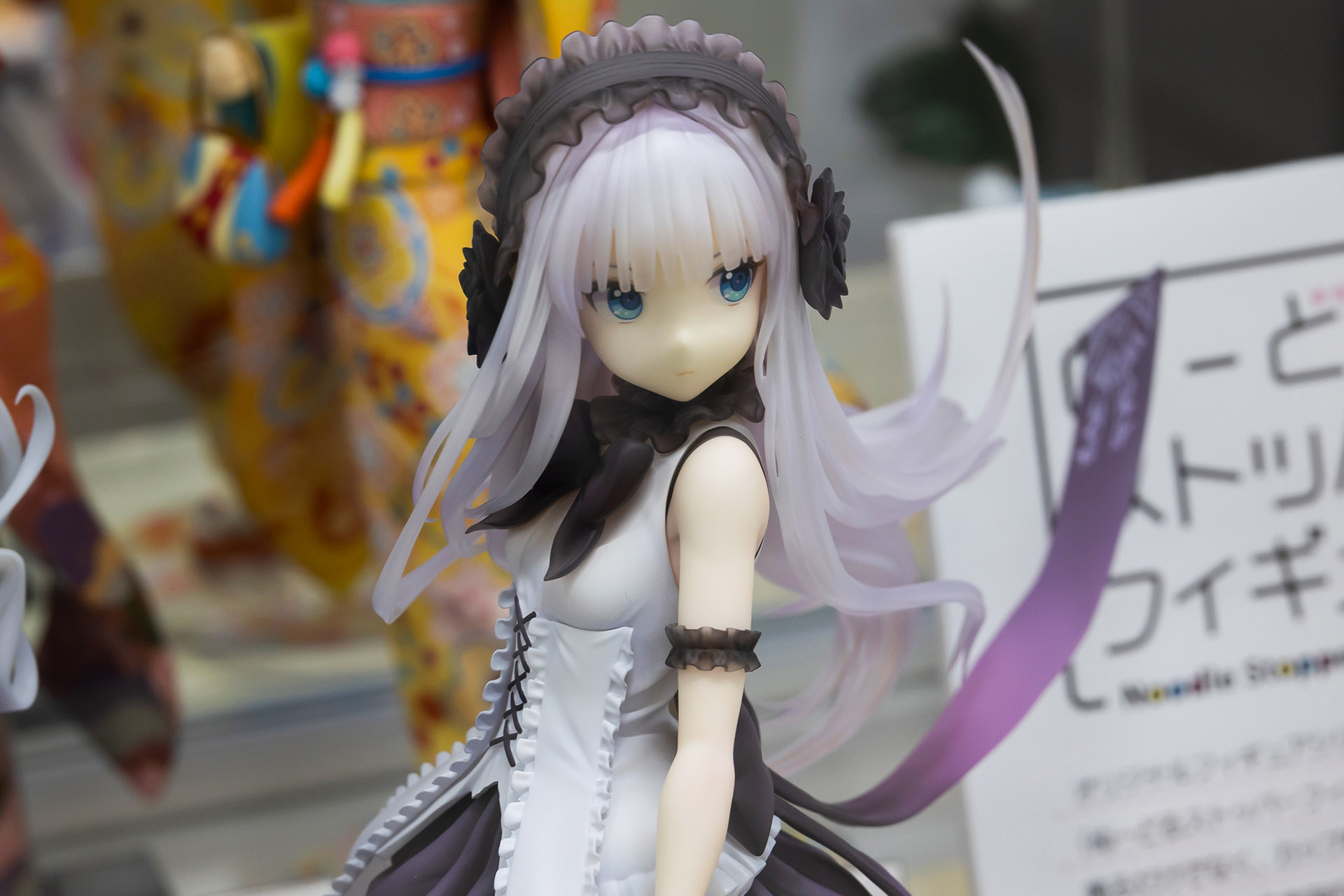 こちらはやや上方から見たところ。腰から長くなびいた紐など、見た目の情報量が多いこともあり、どの角度から見ても楽しめる。