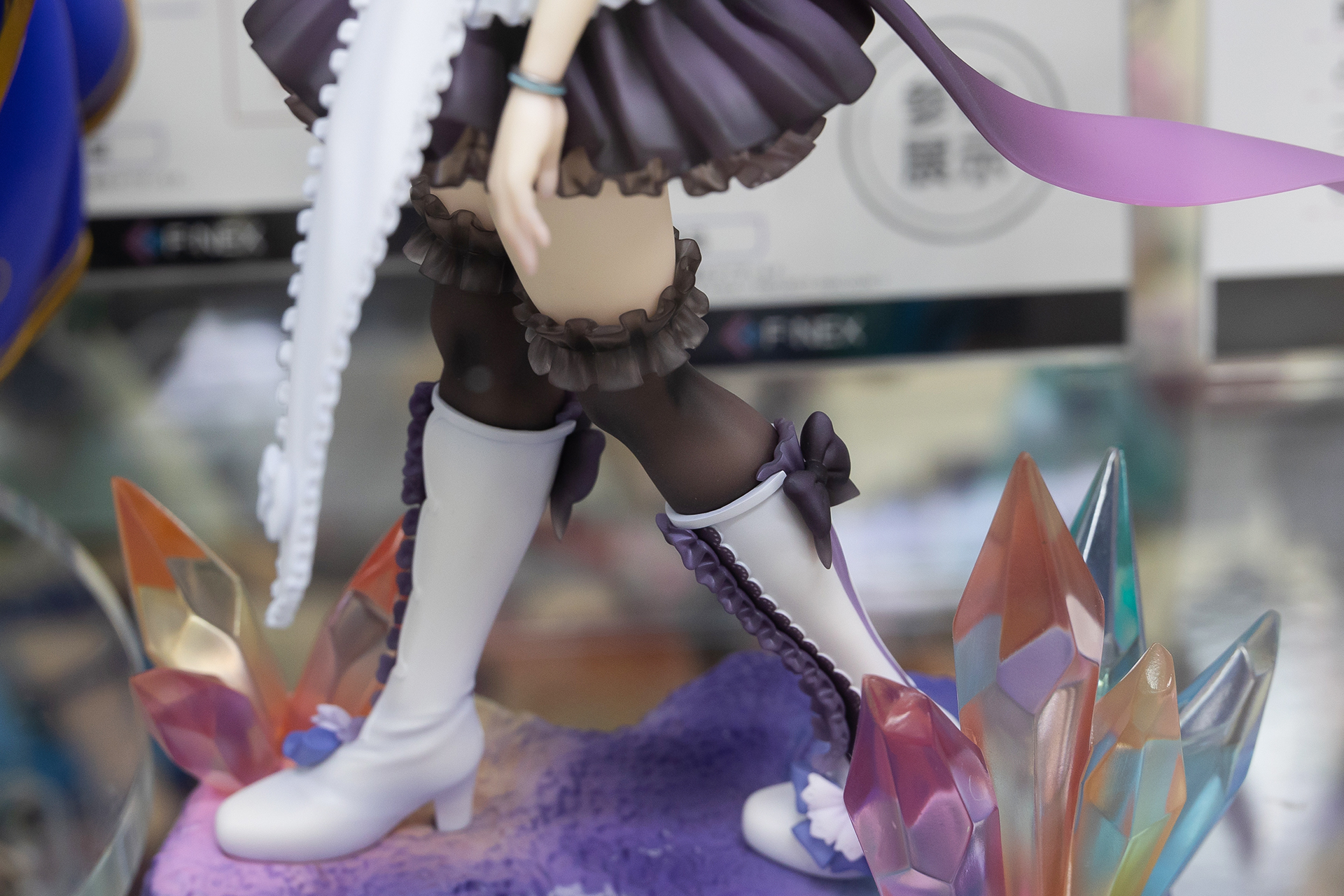 足元の白いブーツにもフリルが付けられているのはおもしろい。台座部分は虹色に輝いているような彩色がされており、そこからクリスタル状の鉱石が生えている。