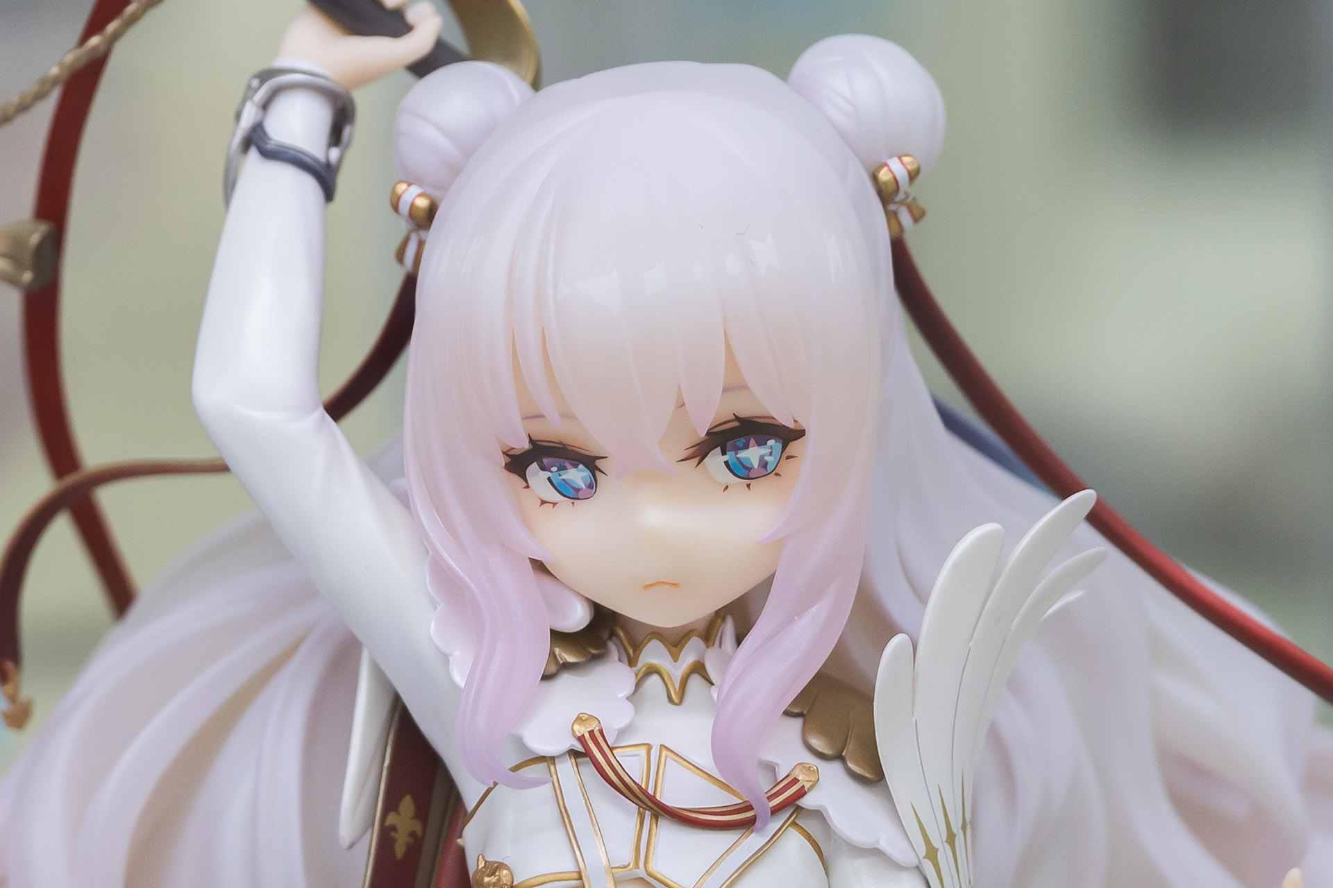 大きな瞳はカラフルに彩色されているが、どことなく漂う可憐な雰囲気は失われていない。