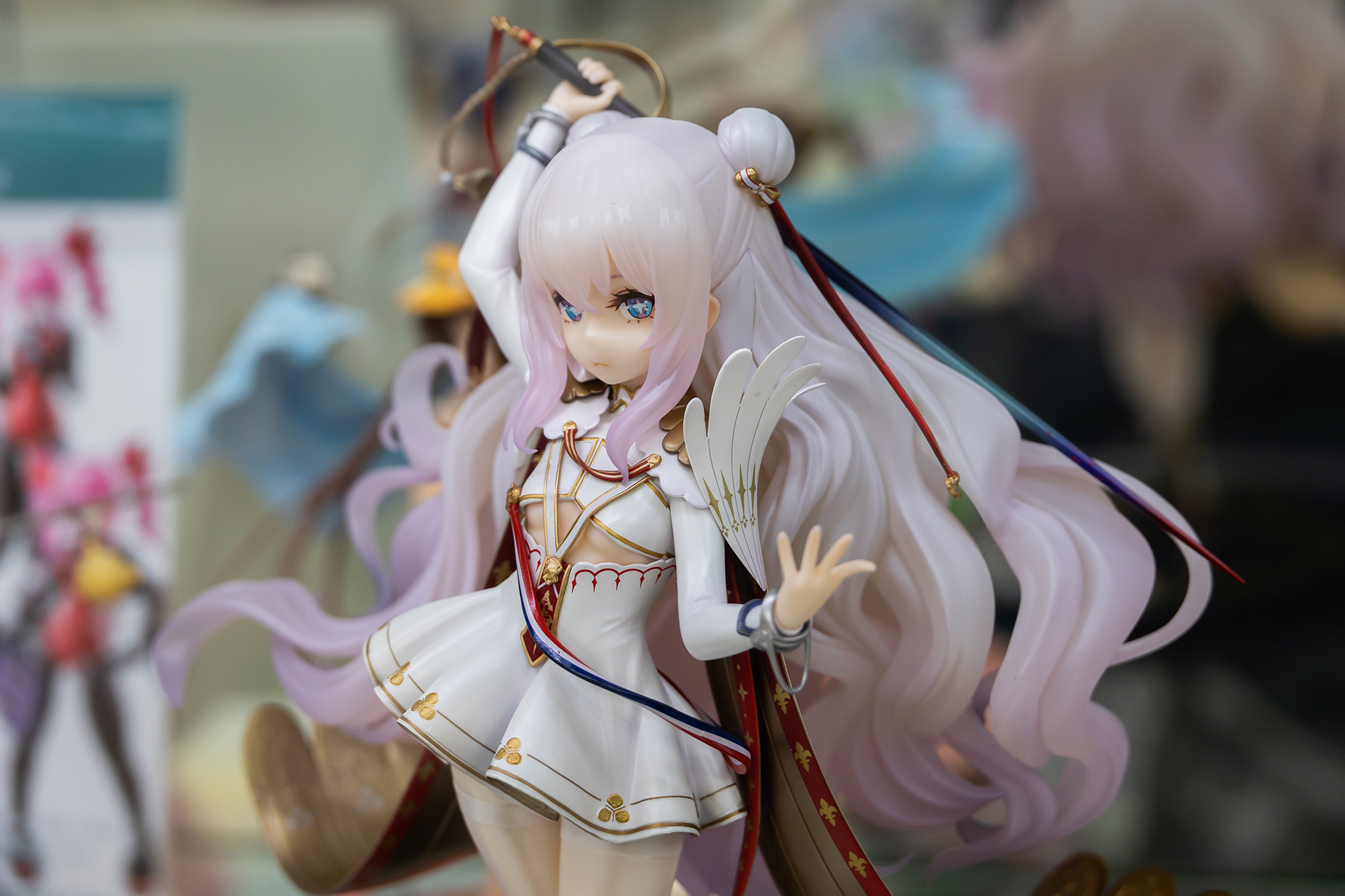 右手を上に上げた、おなじみのポーズもオリジナルのイラスト通りに再現されている。