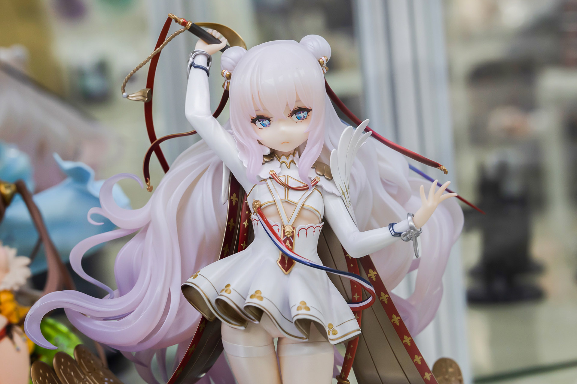 全体的白がベースになっていることもあり、すっきりと見える衣装だが、なかなか複雑な形状になっていることがわかる。