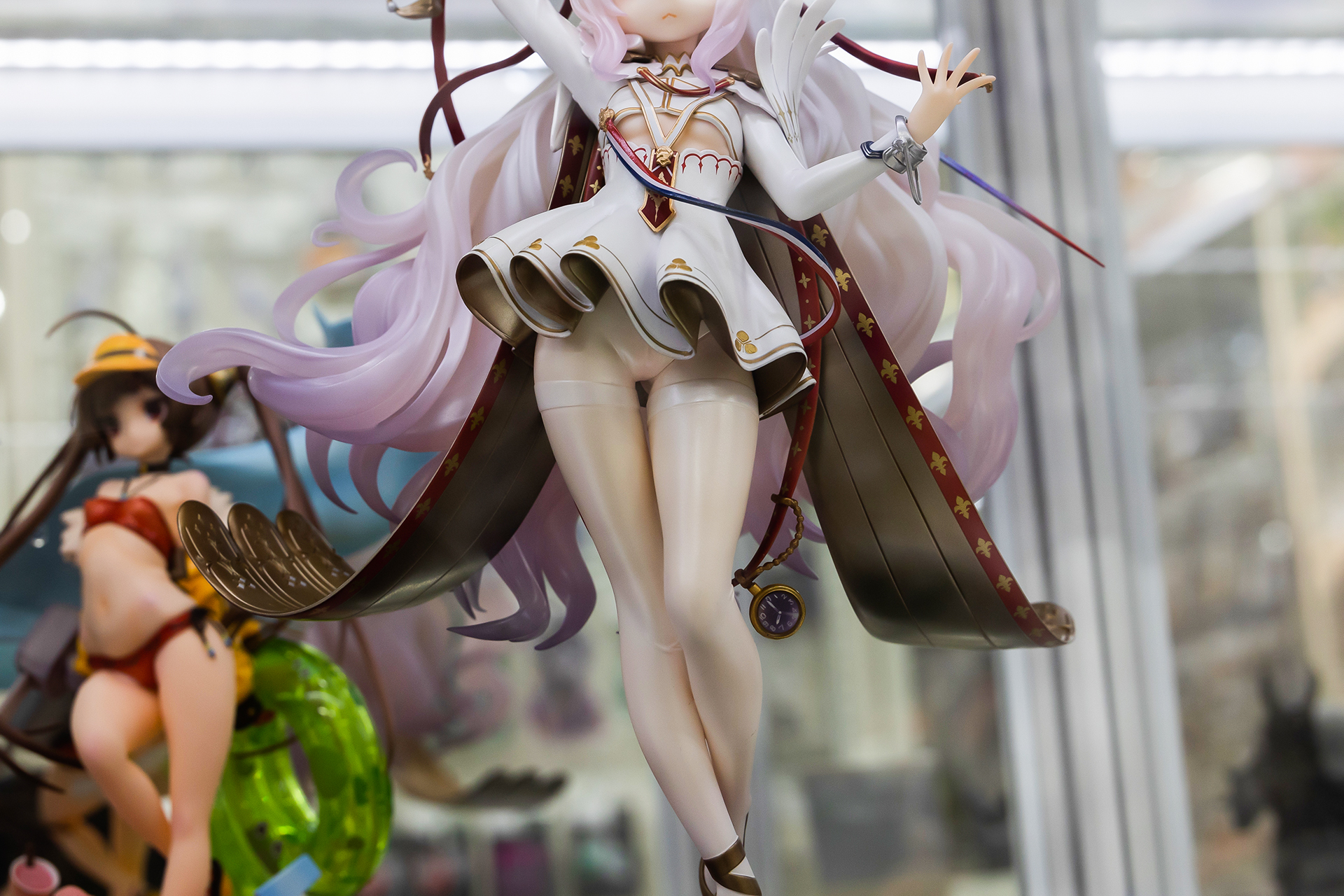 スカート部分がやや短めということもあるが……スラリと伸びた美しいおみ足がまぶしい。